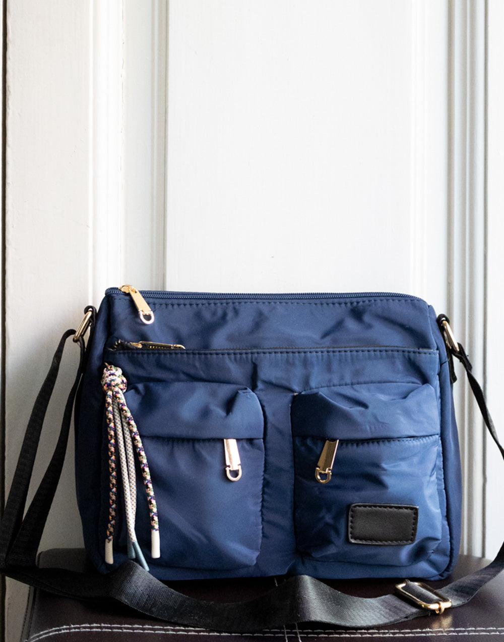 Bolso bandolera mediana nylon multibolsillos azul marino tienda de ropa mujeres muestrarios coleccion complementos accesorios bolsos bolsillos detalle cordon colores correa ajustable