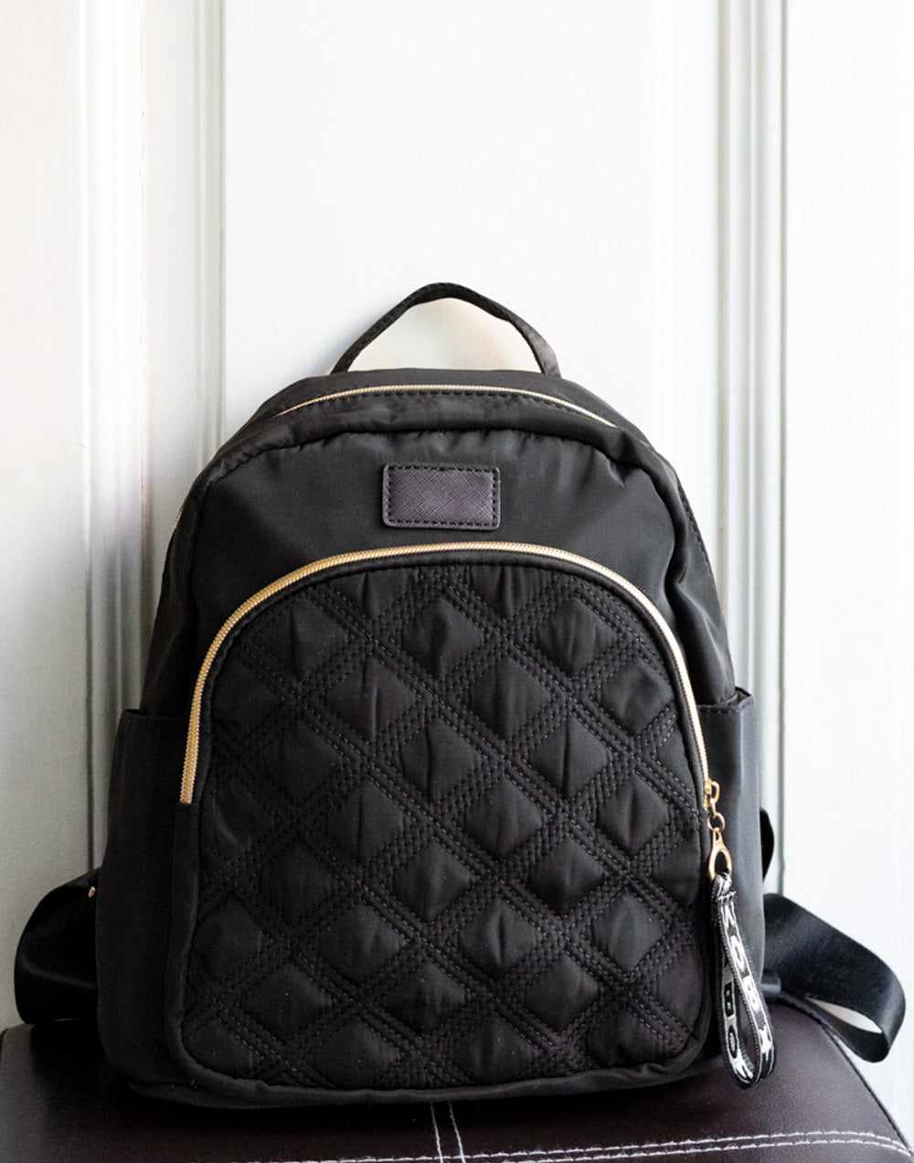 Mochila mediana guateada negra mochila bolsos tienda de ropa mujeres mujer muestrarios accesorios complementos bolsillos cremallera correa ajustable detalle 