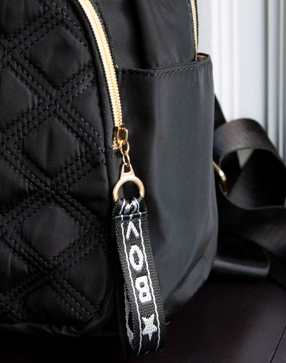 Mochila mediana guateada negra mochila bolsos tienda de ropa mujeres mujer muestrarios accesorios complementos bolsillos cremallera correa ajustable detalle 