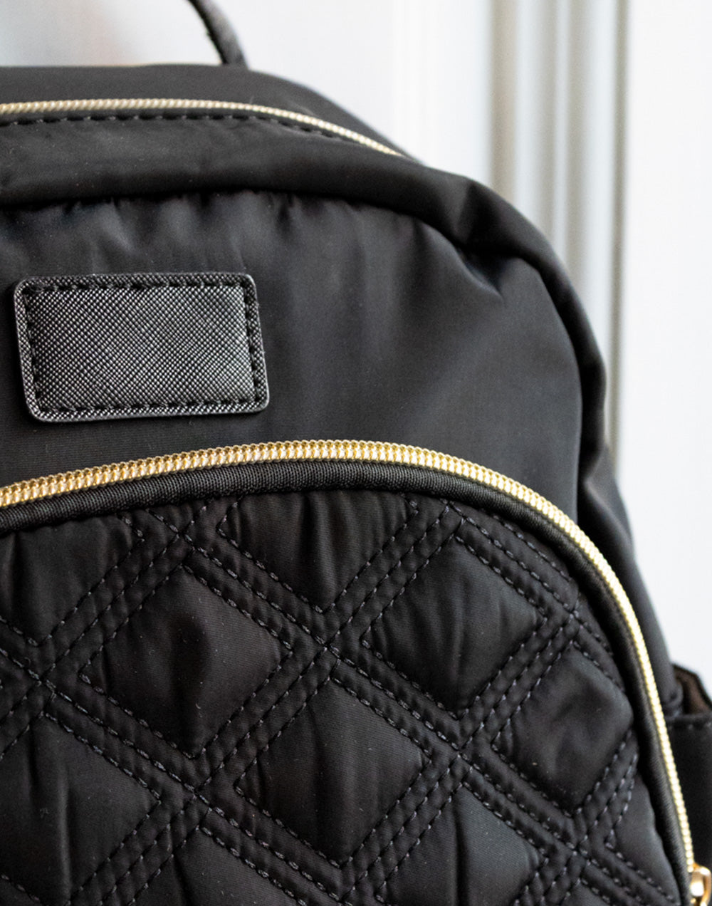 Mochila mediana guateada negra mochila bolsos tienda de ropa mujeres mujer muestrarios accesorios complementos bolsillos cremallera correa ajustable detalle 