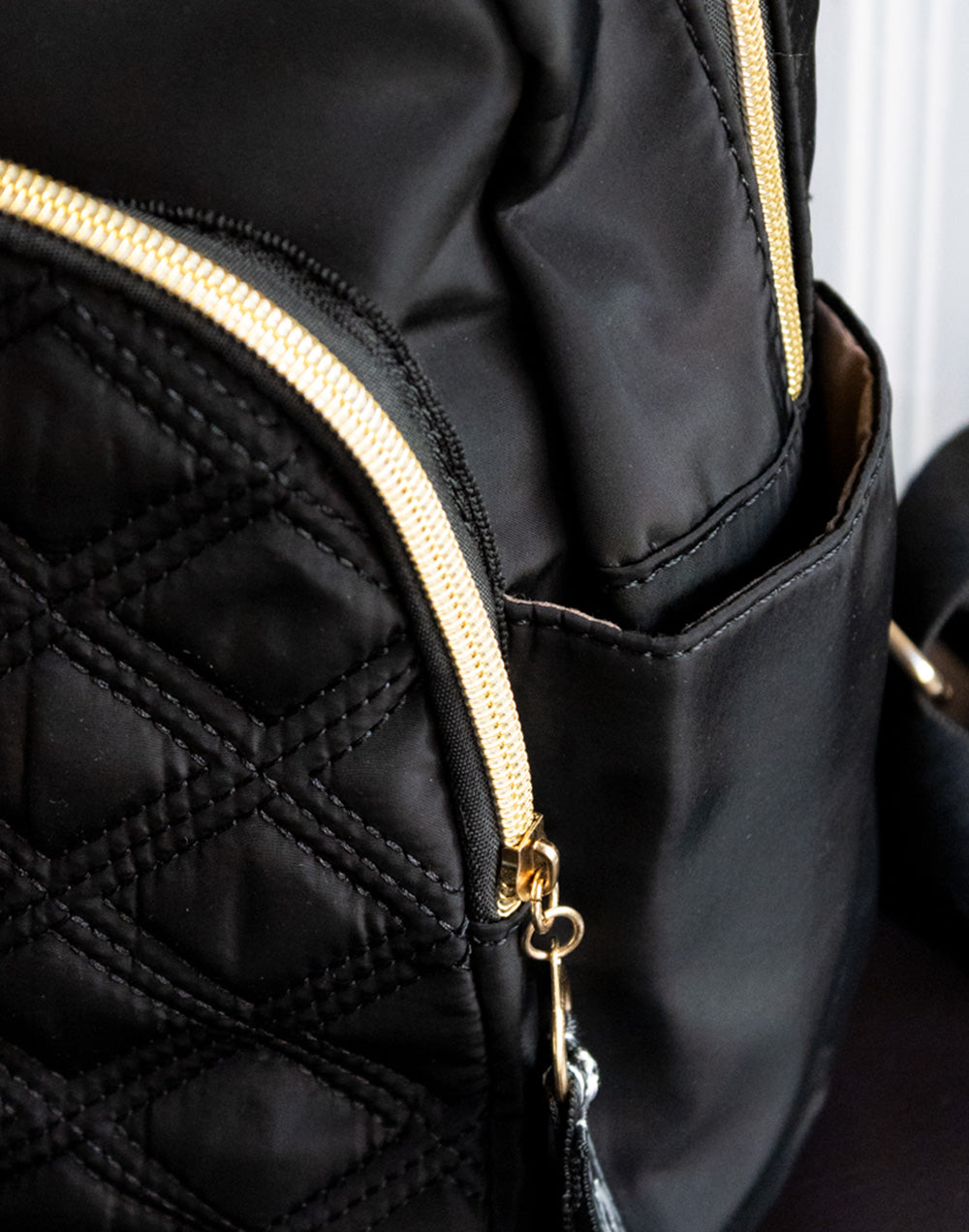 Mochila mediana guateada negra mochila bolsos tienda de ropa mujeres mujer muestrarios accesorios complementos bolsillos cremallera correa ajustable detalle 