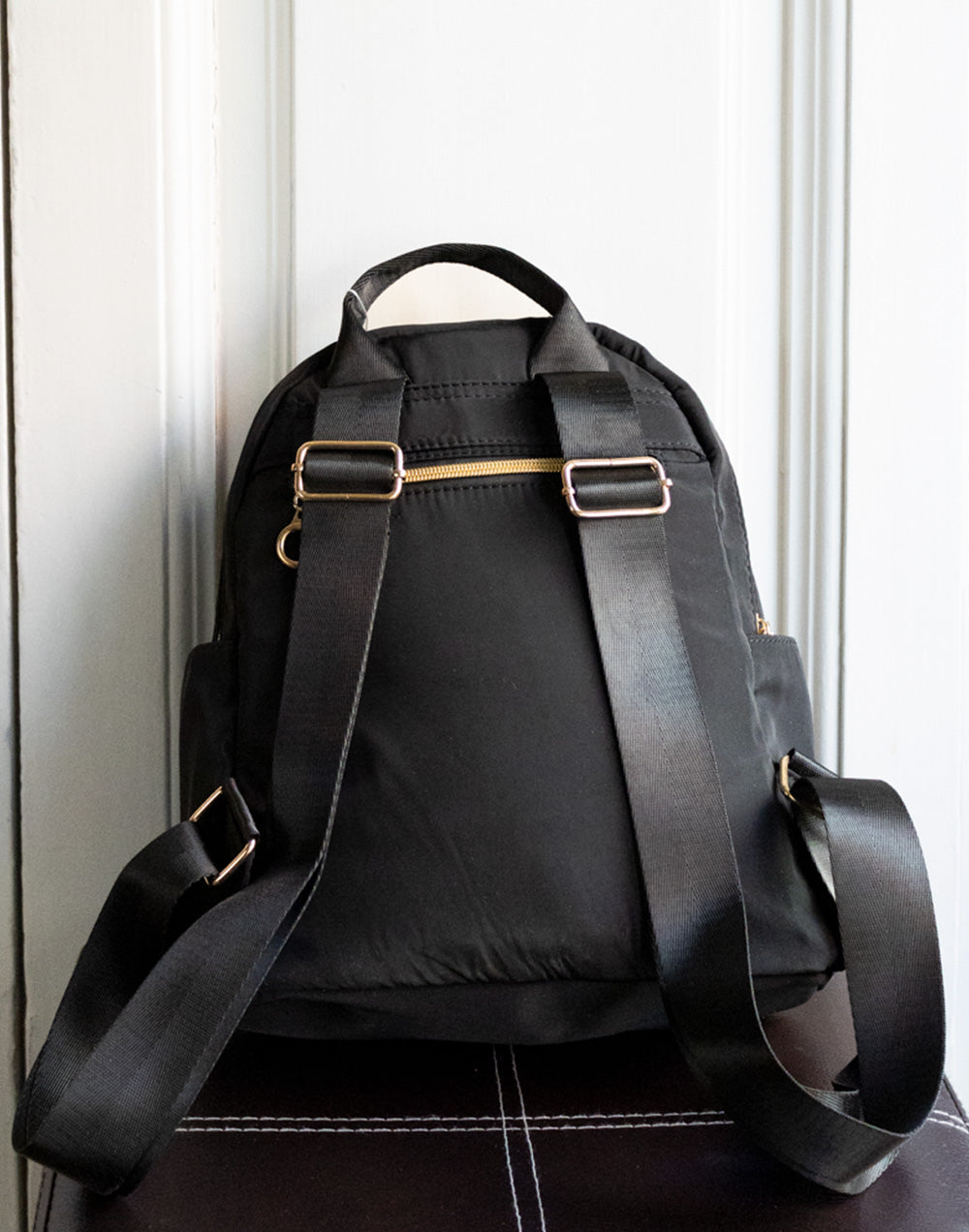 Mochila mediana guateada negra mochila bolsos tienda de ropa mujeres mujer muestrarios accesorios complementos bolsillos cremallera correa ajustable detalle 