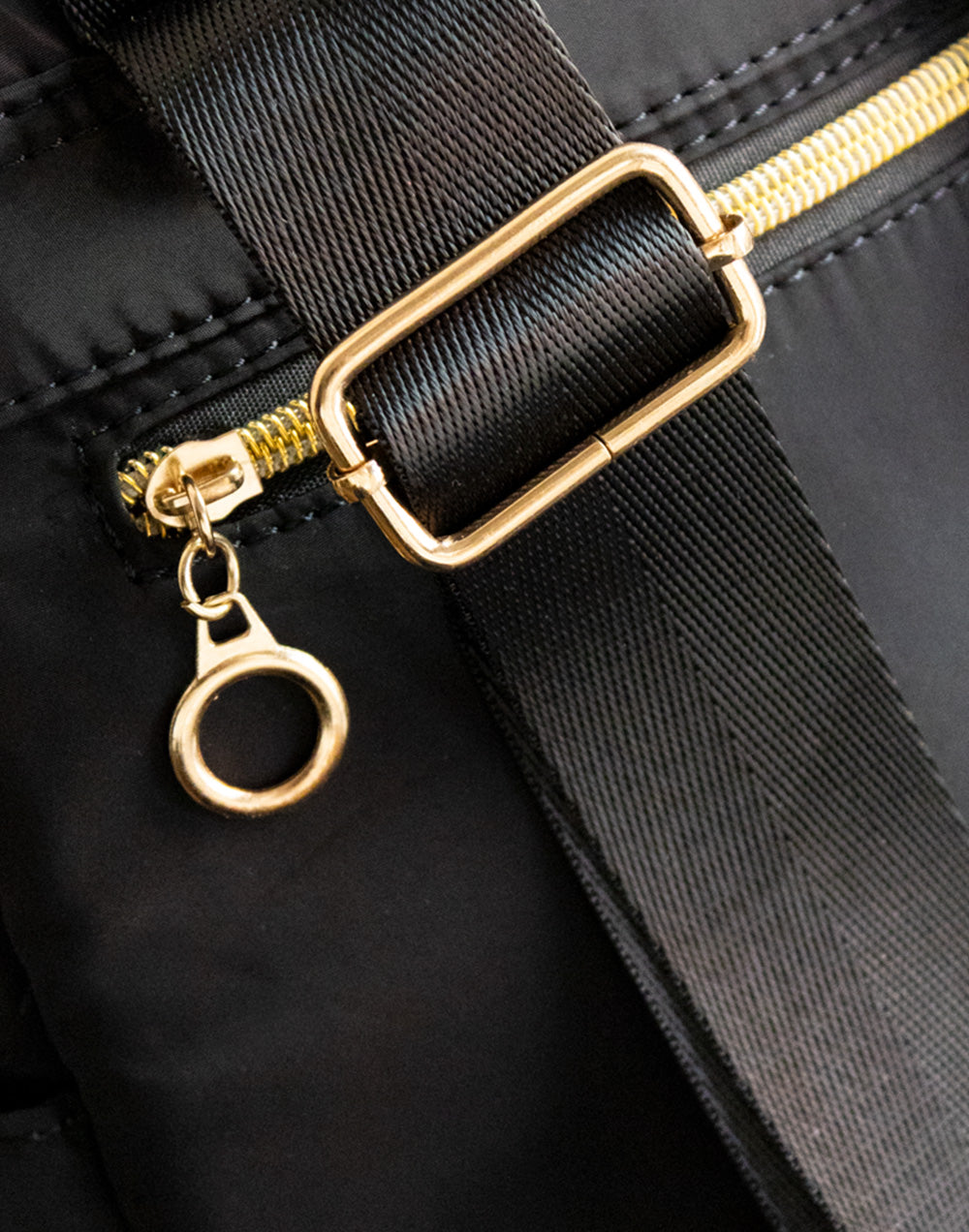Mochila mediana guateada negra mochila bolsos tienda de ropa mujeres mujer muestrarios accesorios complementos bolsillos cremallera correa ajustable detalle 