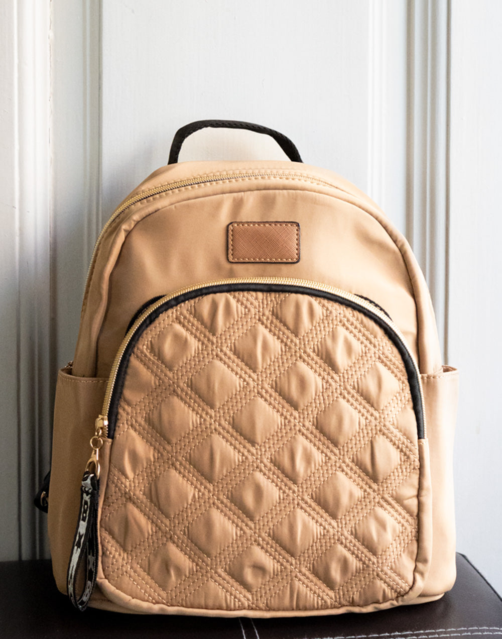 Mochila mediana guateada camel mochila bolsos tienda de ropa mujeres mujer muestrarios accesorios complementos bolsillos cremallera correa ajustable detalle 
