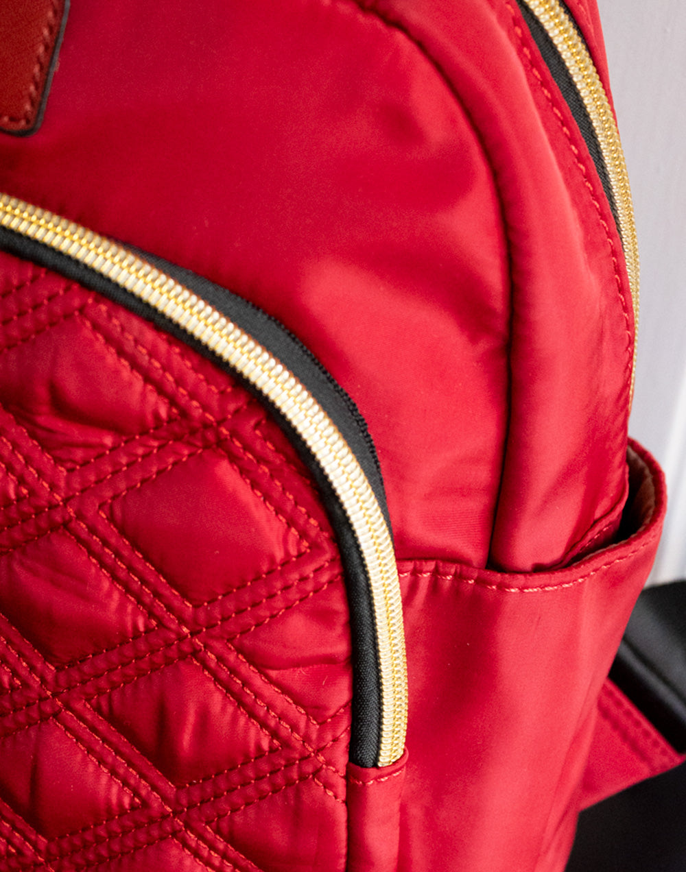 Mochila mediana guateada roja mochila bolsos tienda de ropa mujeres mujer muestrarios accesorios complementos bolsillos cremallera correa ajustable detalle 