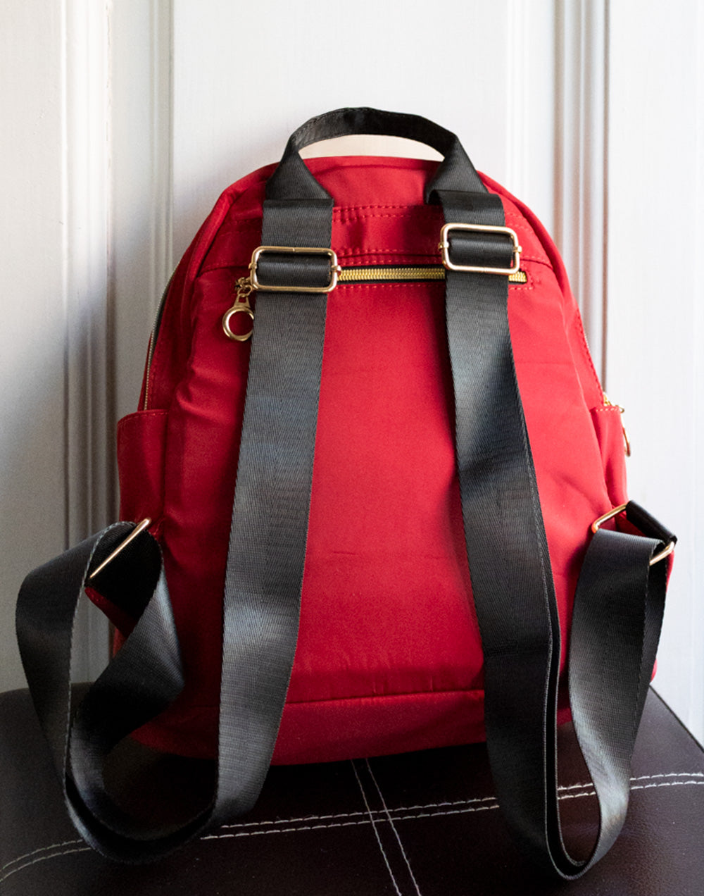 Mochila mediana guateada roja mochila bolsos tienda de ropa mujeres mujer muestrarios accesorios complementos bolsillos cremallera correa ajustable detalle 