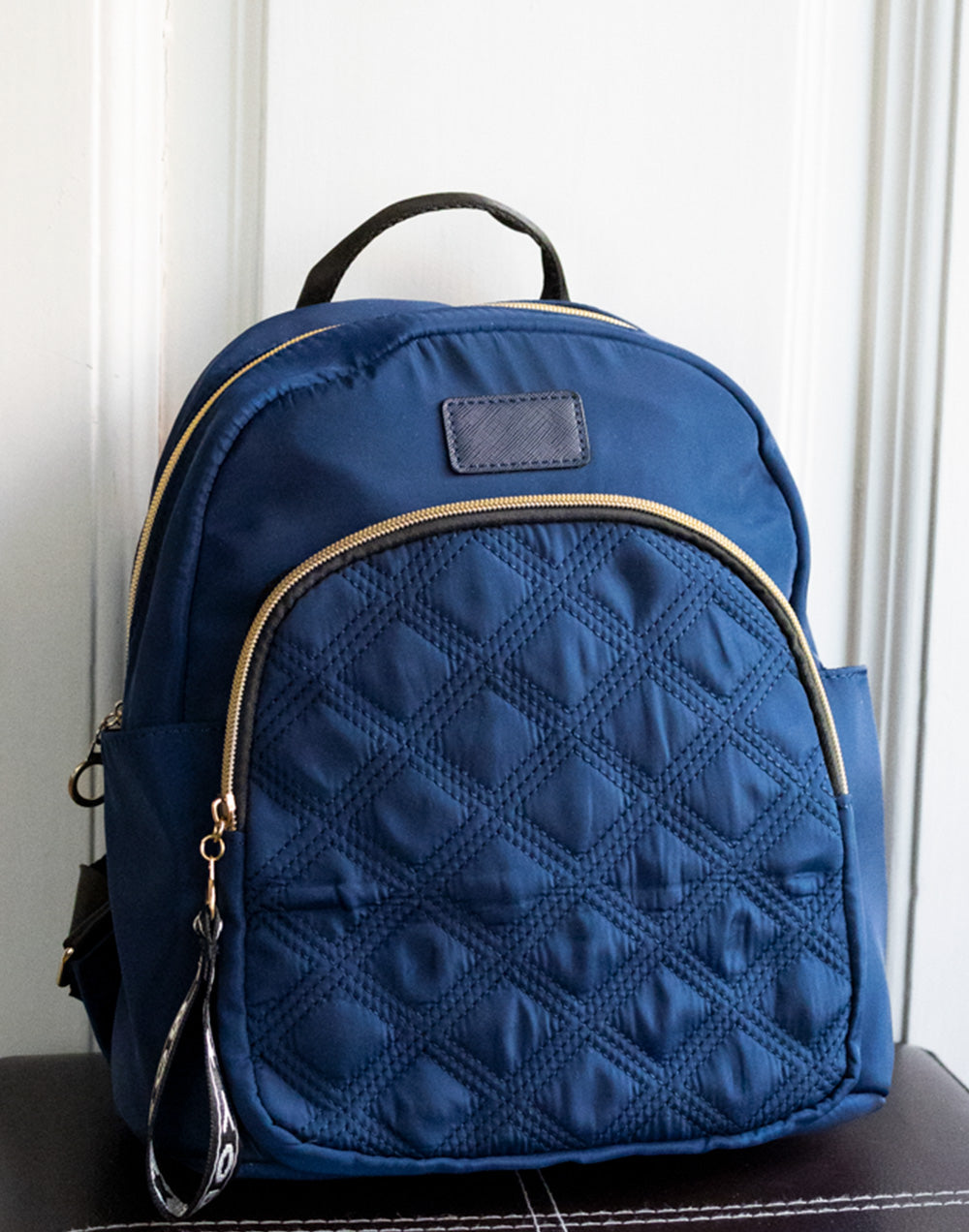 Mochila mediana guateada azul marino mochila bolsos tienda de ropa mujeres mujer muestrarios accesorios complementos bolsillos cremallera correa ajustable detalle 