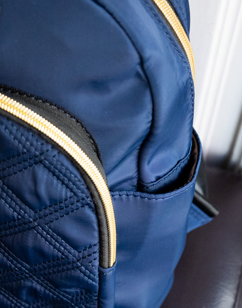 Mochila mediana guateada azul marino mochila bolsos tienda de ropa mujeres mujer muestrarios accesorios complementos bolsillos cremallera correa ajustable detalle 