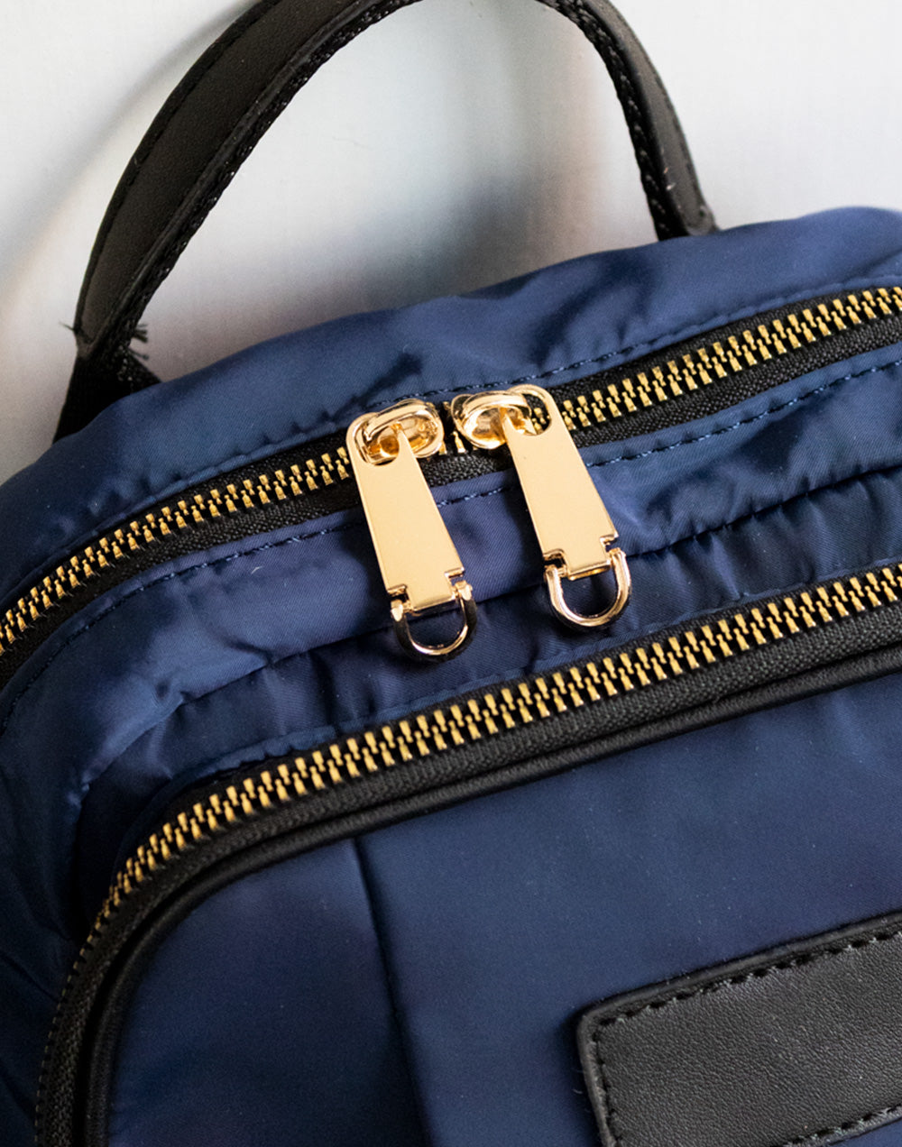 Mochila nylon con cremallera lateral azul marino mochilas bolsos tienda de ropa mujeres muestrarios coleccion complementos accesorios detalle cordon correa bolsillos cremallera