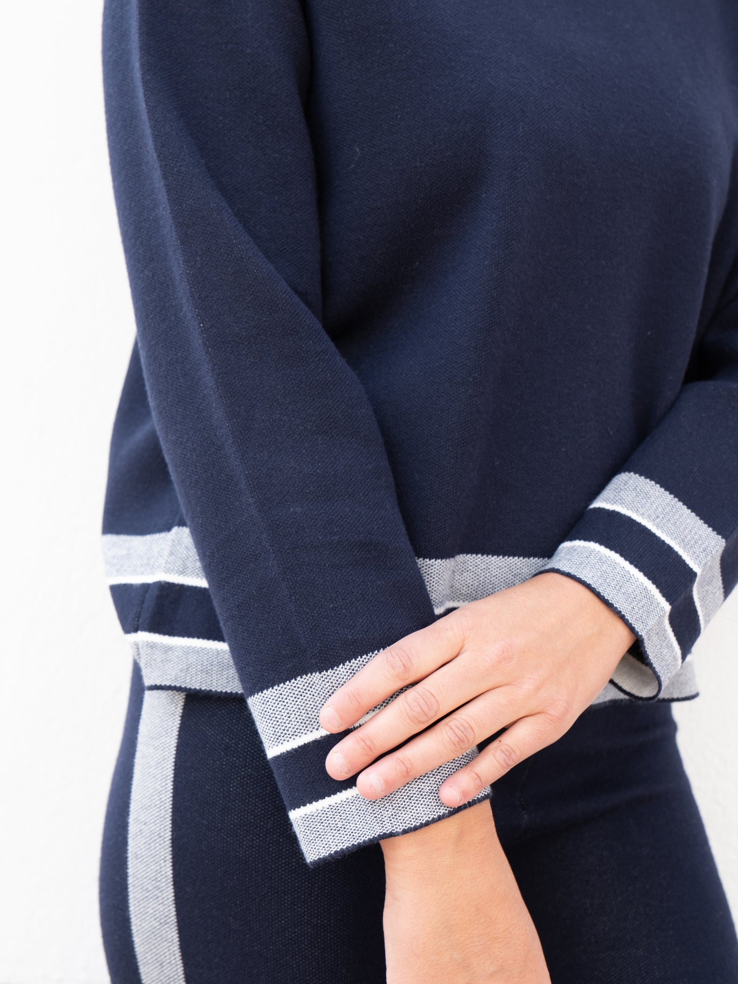 Jersey Pantalón de punto tobillero con raya lateral azul marino muestrarios de moda mujer conjunto punto 