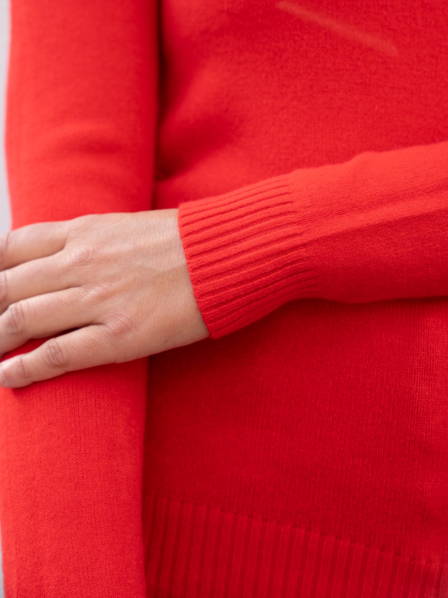 Jersey básico cuello caja entallado rojo muestrarios de ropa y moda de mujer vestir bien elegante 4