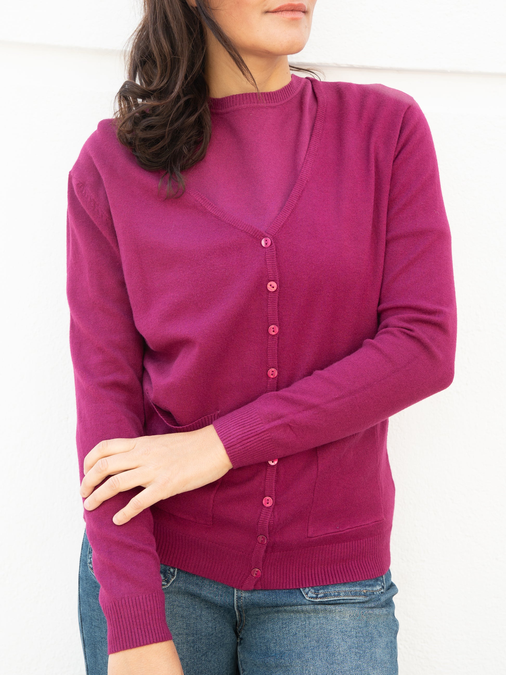 Jersey básico cuello caja y manga corta y Chaqueta básica recta de tricot rosa magenta muestrarios de ropa y moda de mujer vestir bien mujer elegante 