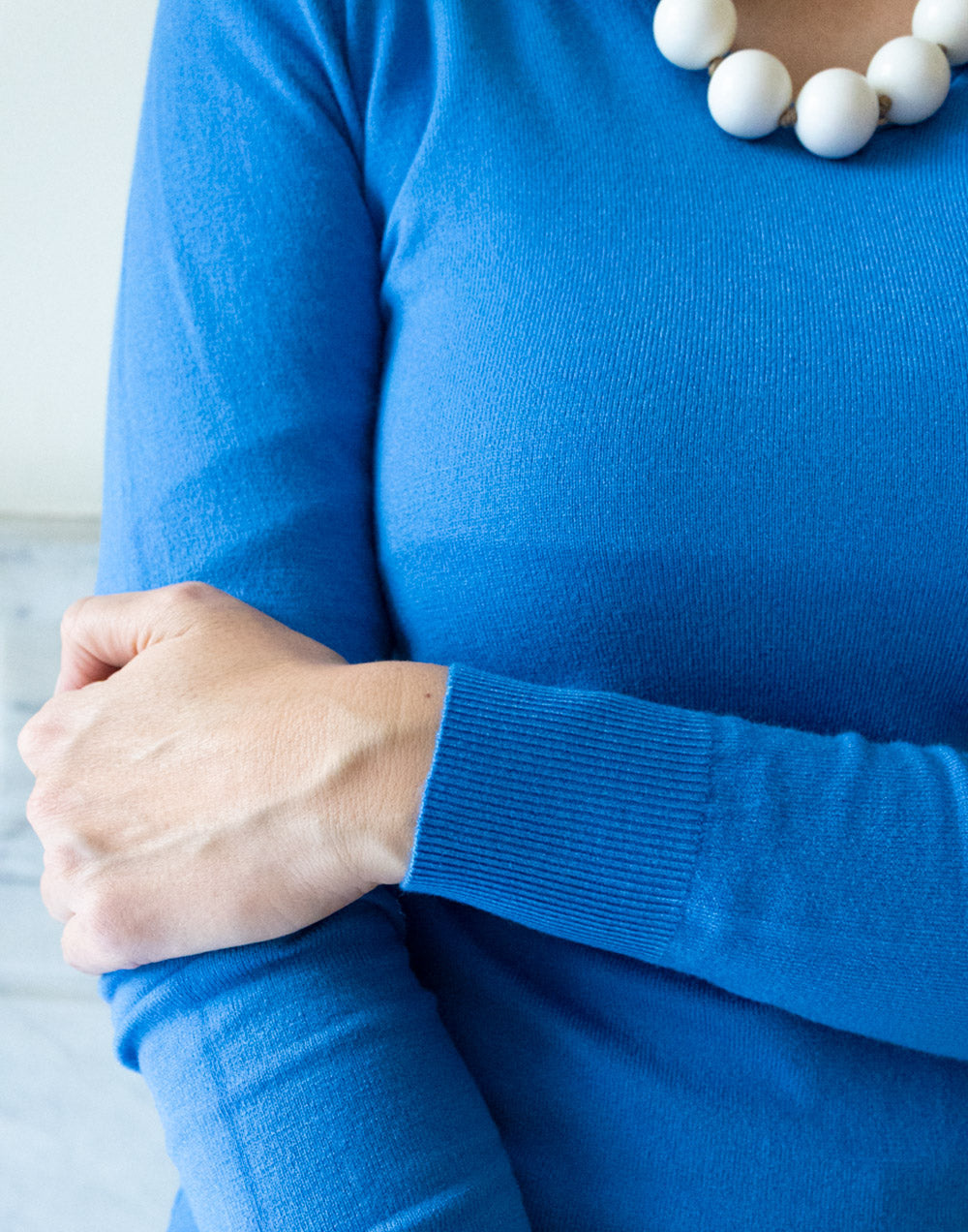 Jersey básico cuello pico azulón claro muestrarios de ropa y moda de mujer vestir bien días de frío