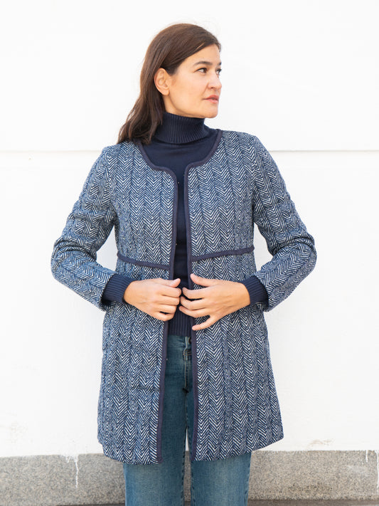 Abrigo 3/4 de espiguilla azul marino muestrarios de ropa y moda de mujer vestir bien 