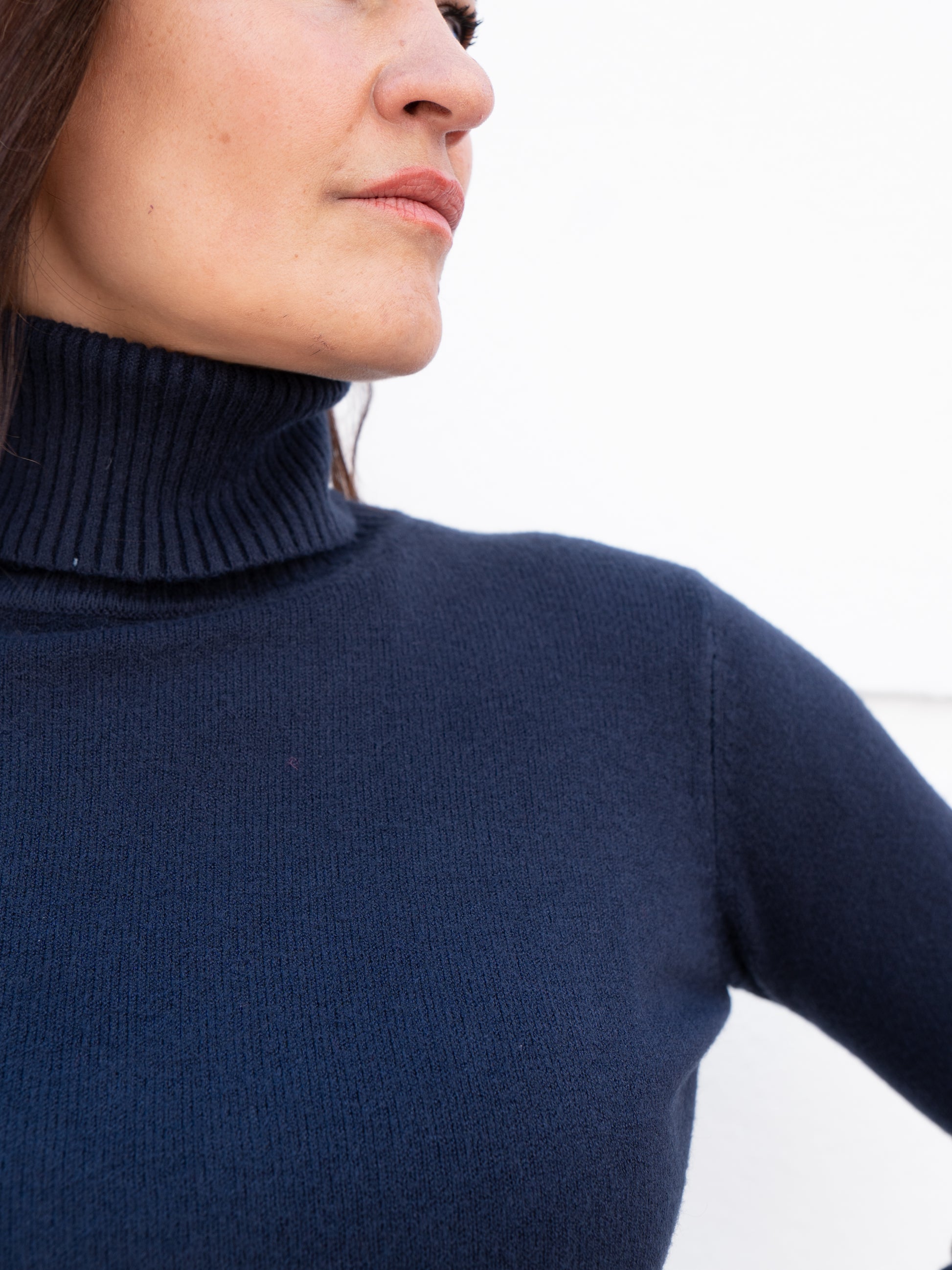 Jersey básico cuello vuelto azul marino muestrarios de ropa y moda mujer otoño invierno