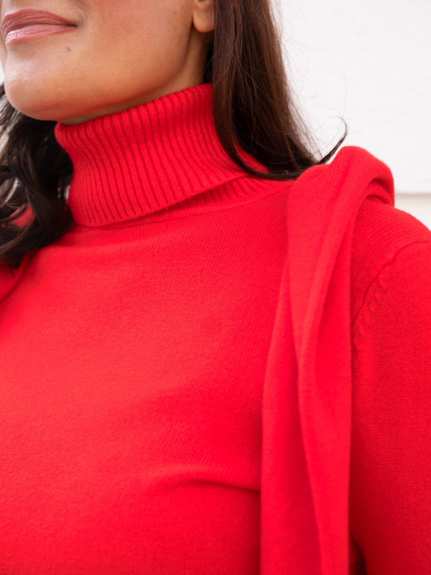 Jersey básico cuello vuelto rojo muestrarios de ropa y moda de mujer vestir bien elegante mediana edad 