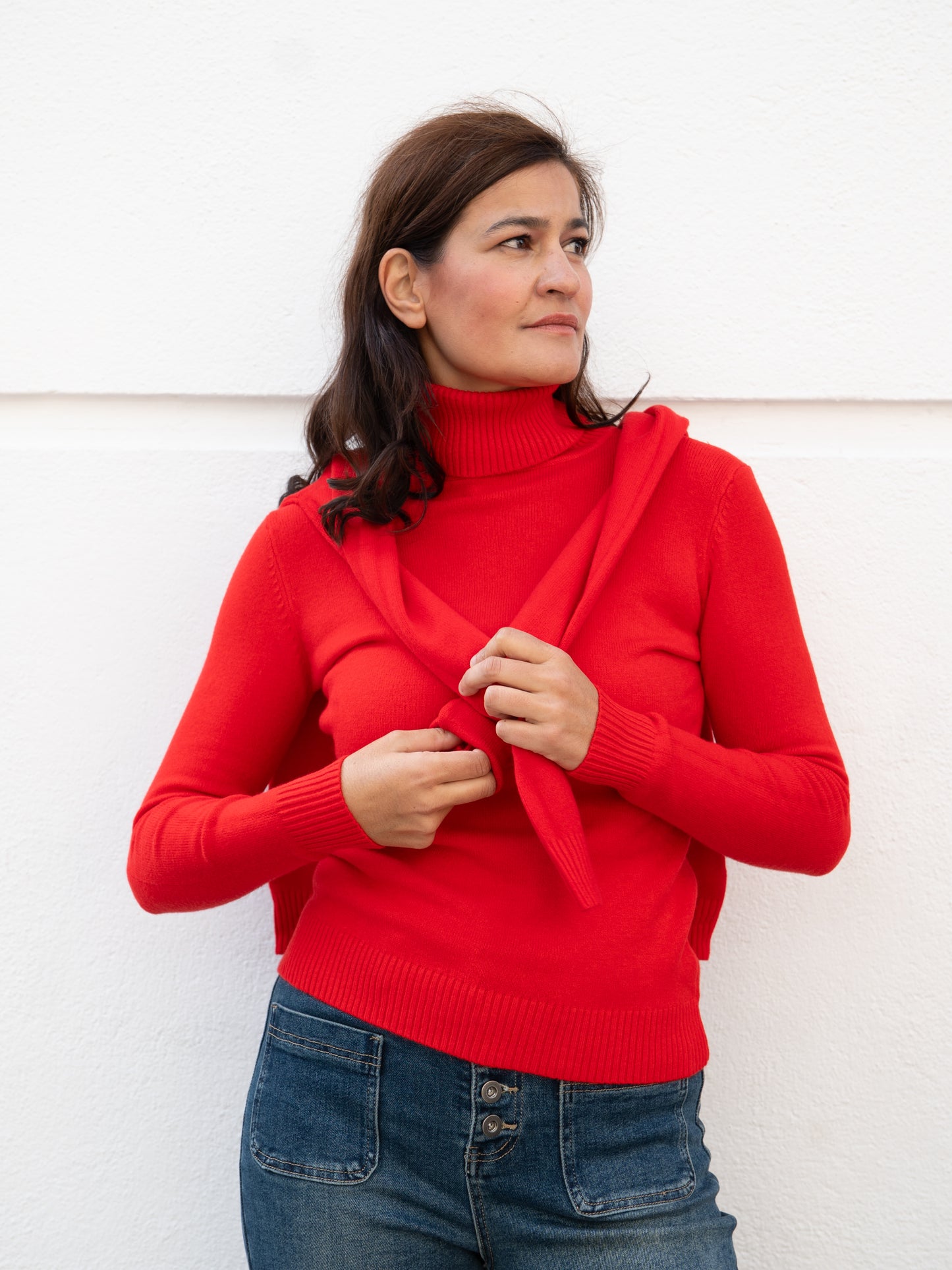Jersey básico cuello vuelto rojo muestrarios de ropa y moda de mujer vestir bien elegante mediana edad 