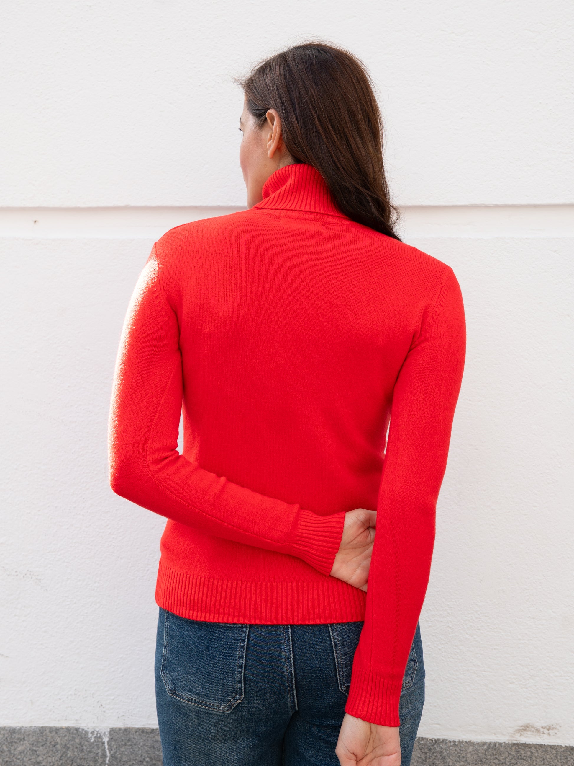 Jersey básico cuello vuelto rojo muestrarios de ropa y moda de mujer vestir bien elegante mediana edad 