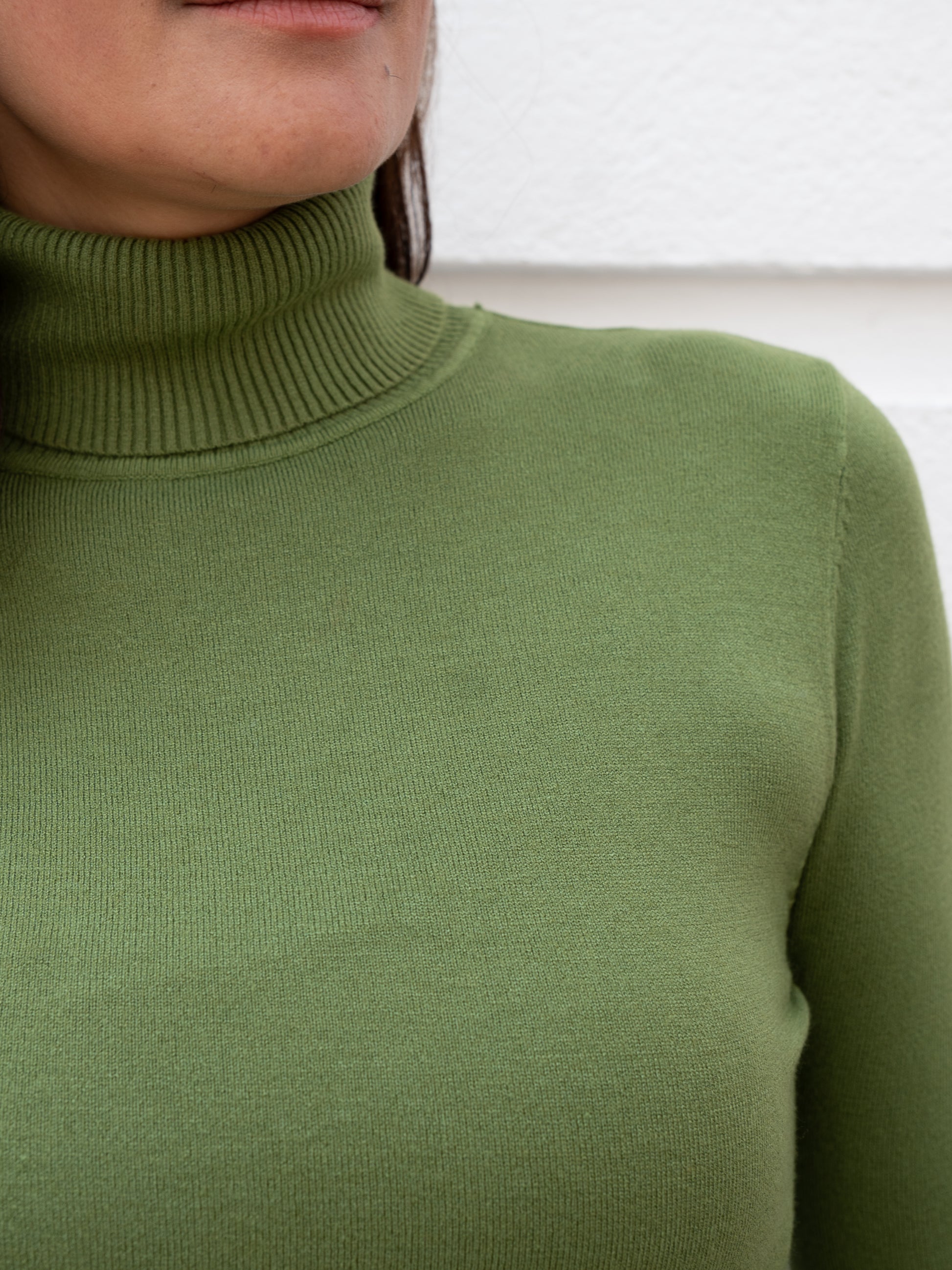 Jersey básico cuello vuelto verde muestrarios de ropa y moda de mujer 