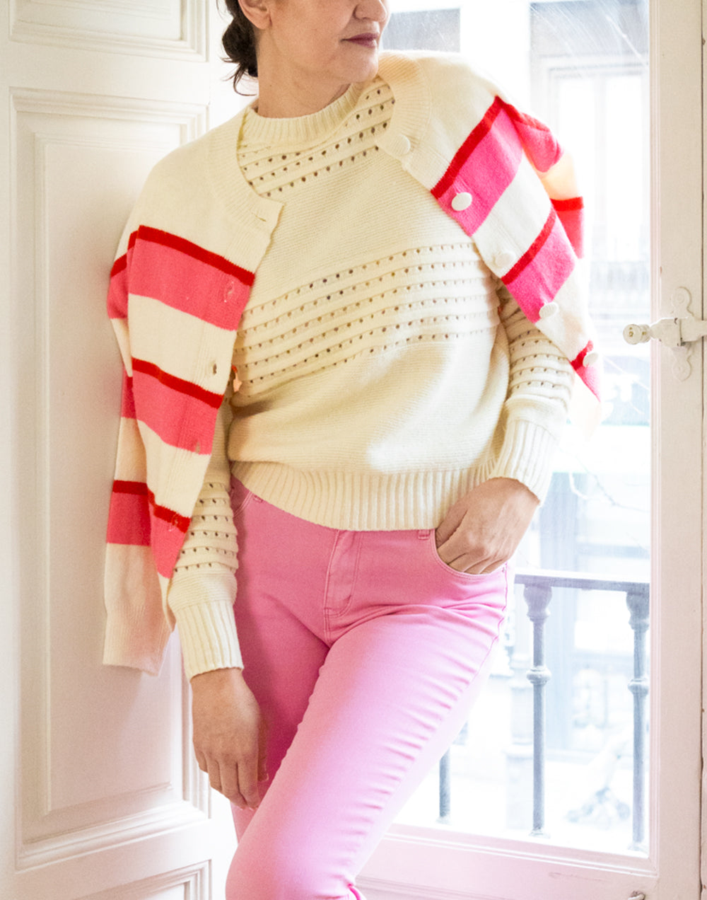 Jersey con textura de rayas y calado beige muestrarios de ropa y moda de mujer vestir bien con talla grande plus