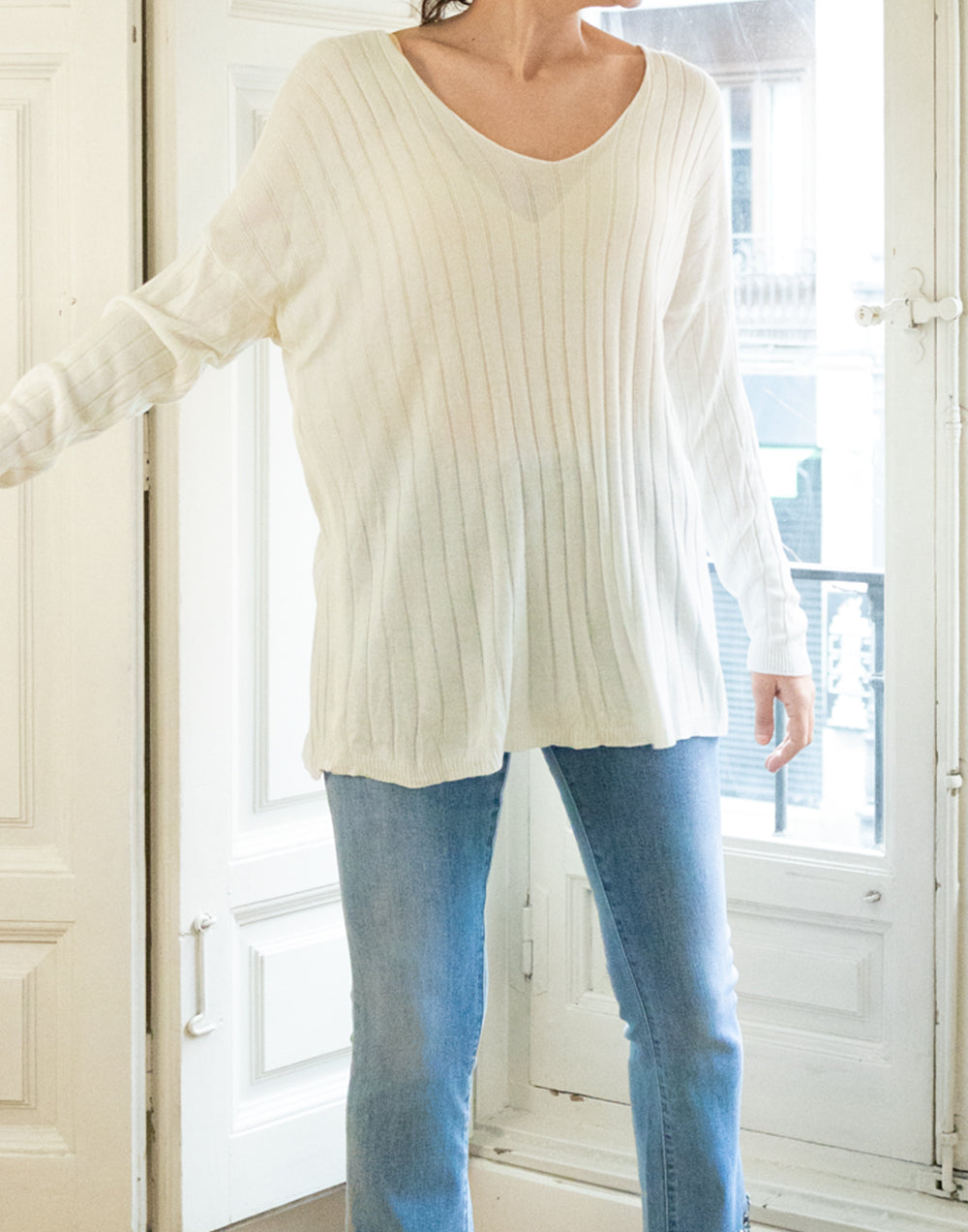 Jersey de punto fino de canalé grueso blanco muestrarios de ropa y moda de mujer vestir bien con talla grande plus
