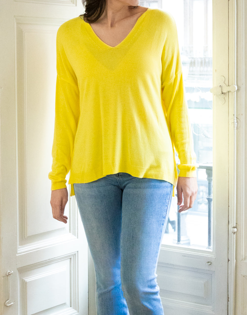 Jersey de punto fino escote forma lágrima amarillo muestrarios de ropa y moda de mujer vestir bien con talla grande plus