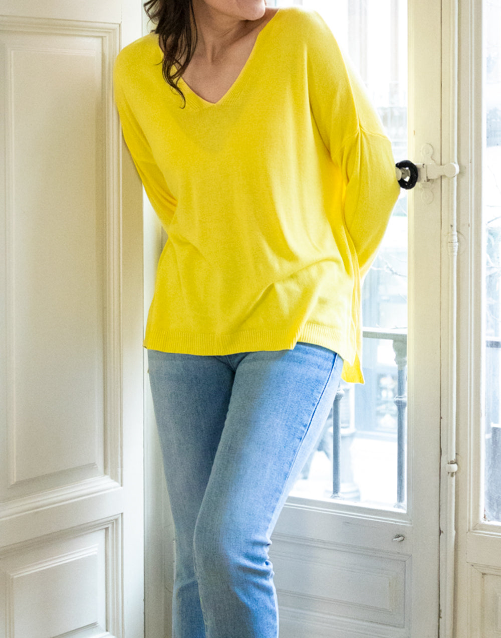Jersey de punto fino escote forma lágrima amarillo muestrarios de ropa y moda de mujer vestir bien con talla grande plus