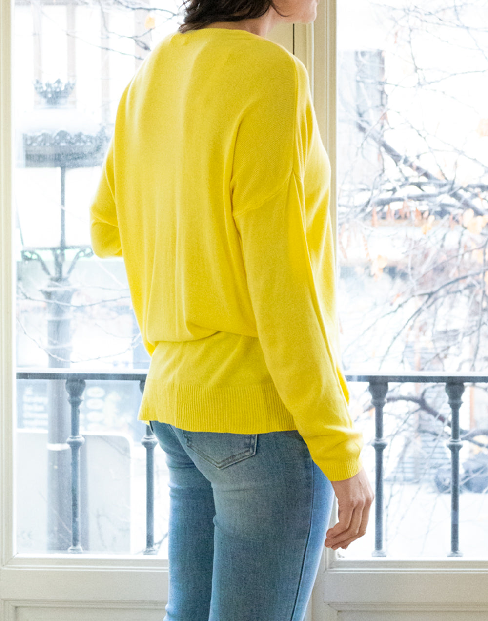 Jersey de punto fino escote forma lágrima amarillo muestrarios de ropa y moda de mujer vestir bien con talla grande plus