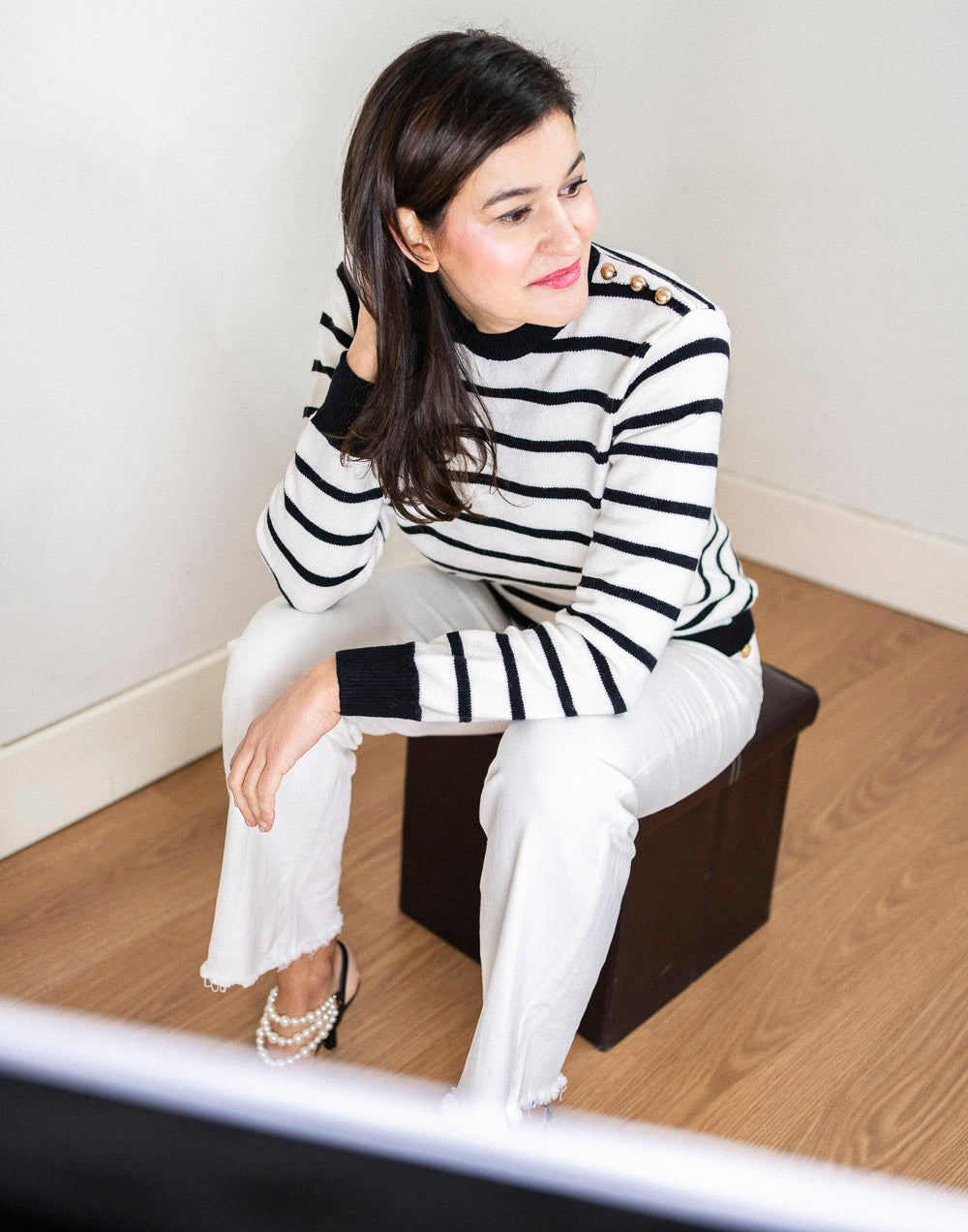 Vaquero blanco con adorno de tachuelas doradas muestrarios de ropa y moda de mujer vestir bien con talla grande plus