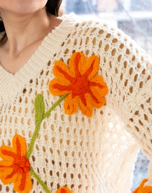 Jersey de rejilla con apliques de maxi flores beige muestrarios de ropa y moda de mujer vestir bien con talla grande plus