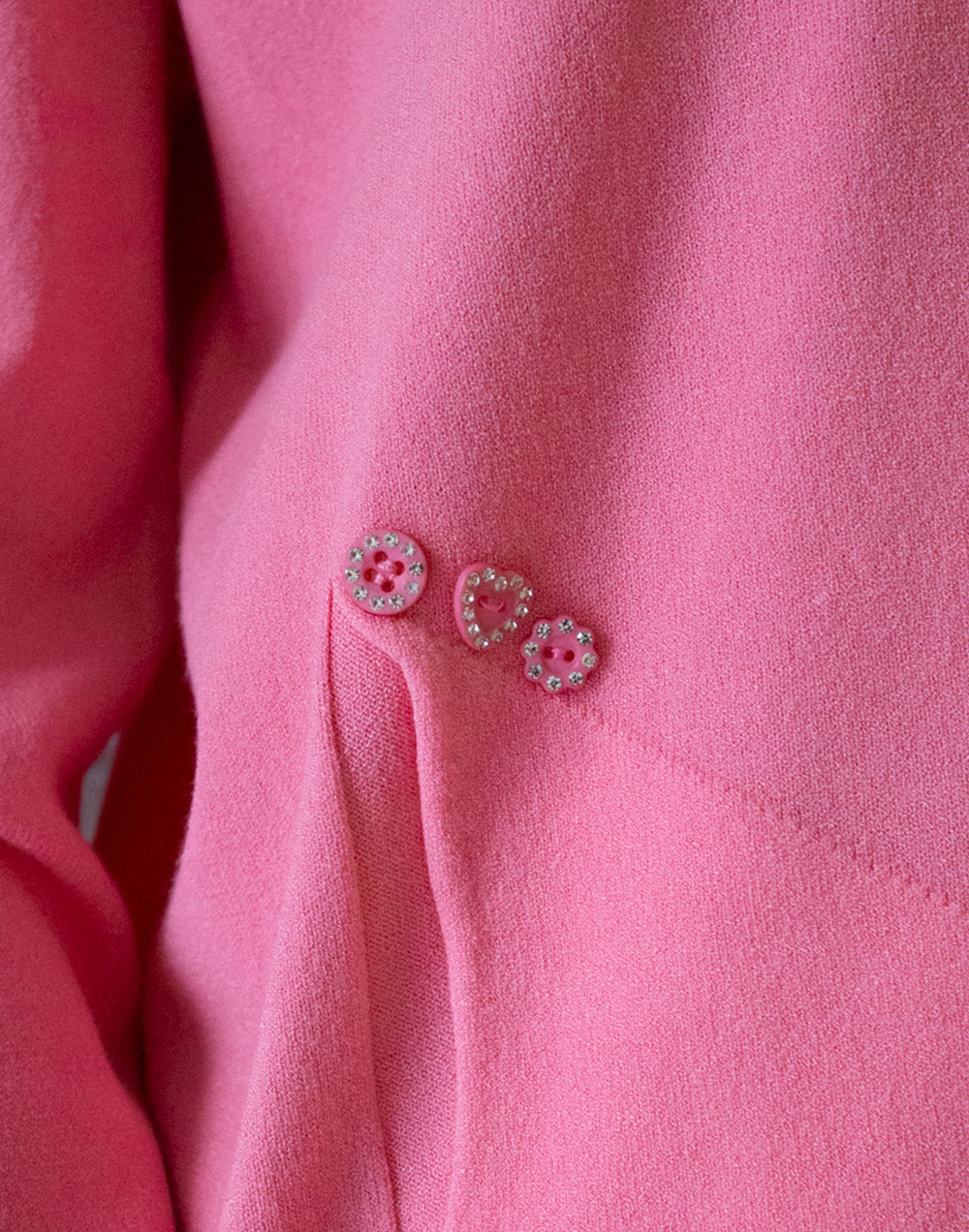 Jersey liso con bolsillos y botones joya rosa chicle muestrarios de ropa y moda de mujer vestir bien