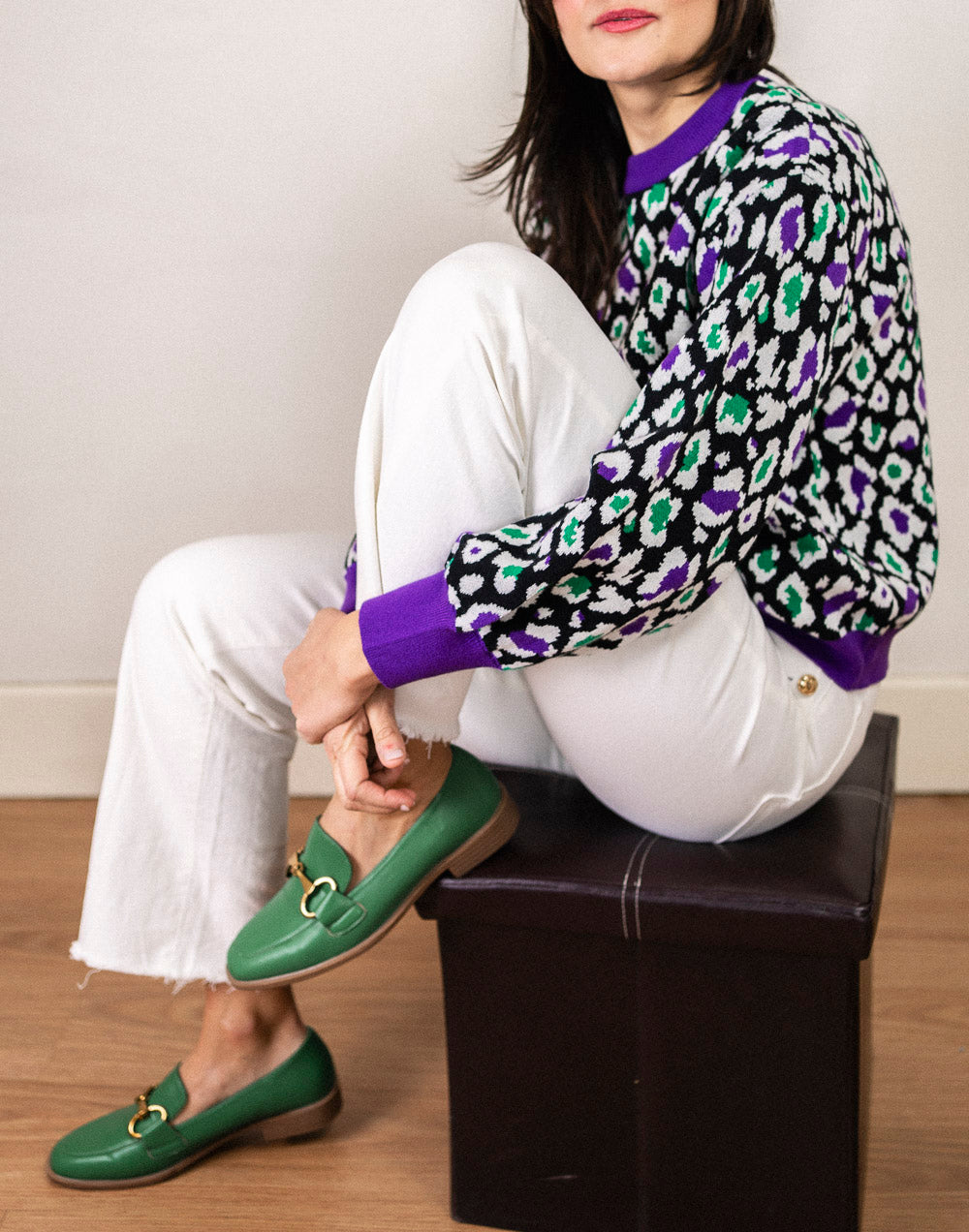 Vaquero blanco con adorno de tachuelas doradas muestrarios de ropa y moda de mujer vestir bien con talla grande plus