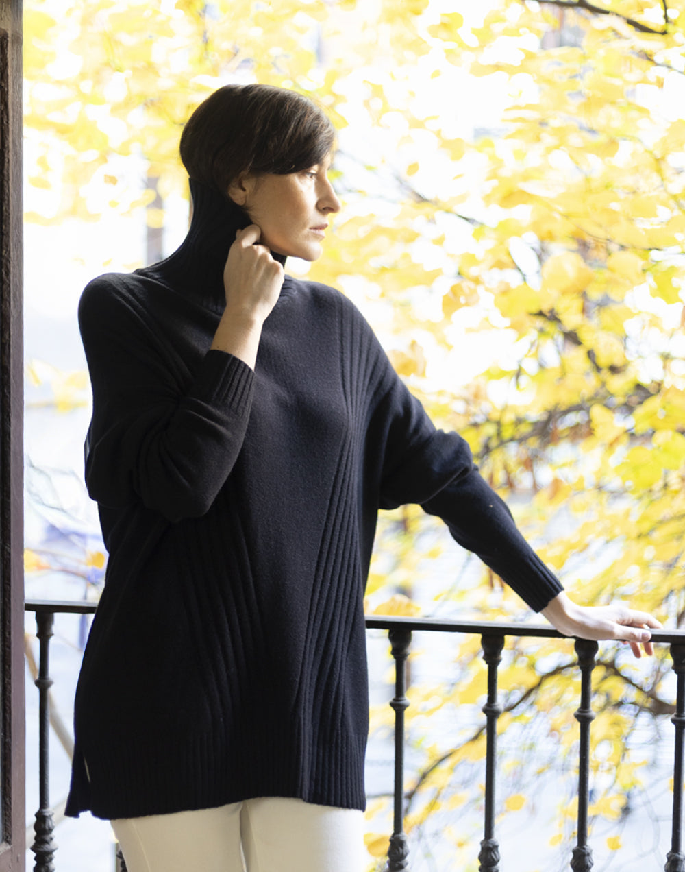 Jersey oversize con cuello perkins rayas diagonal negro muestrarios de ropa y moda de mujer vestir bien con talla grande plus