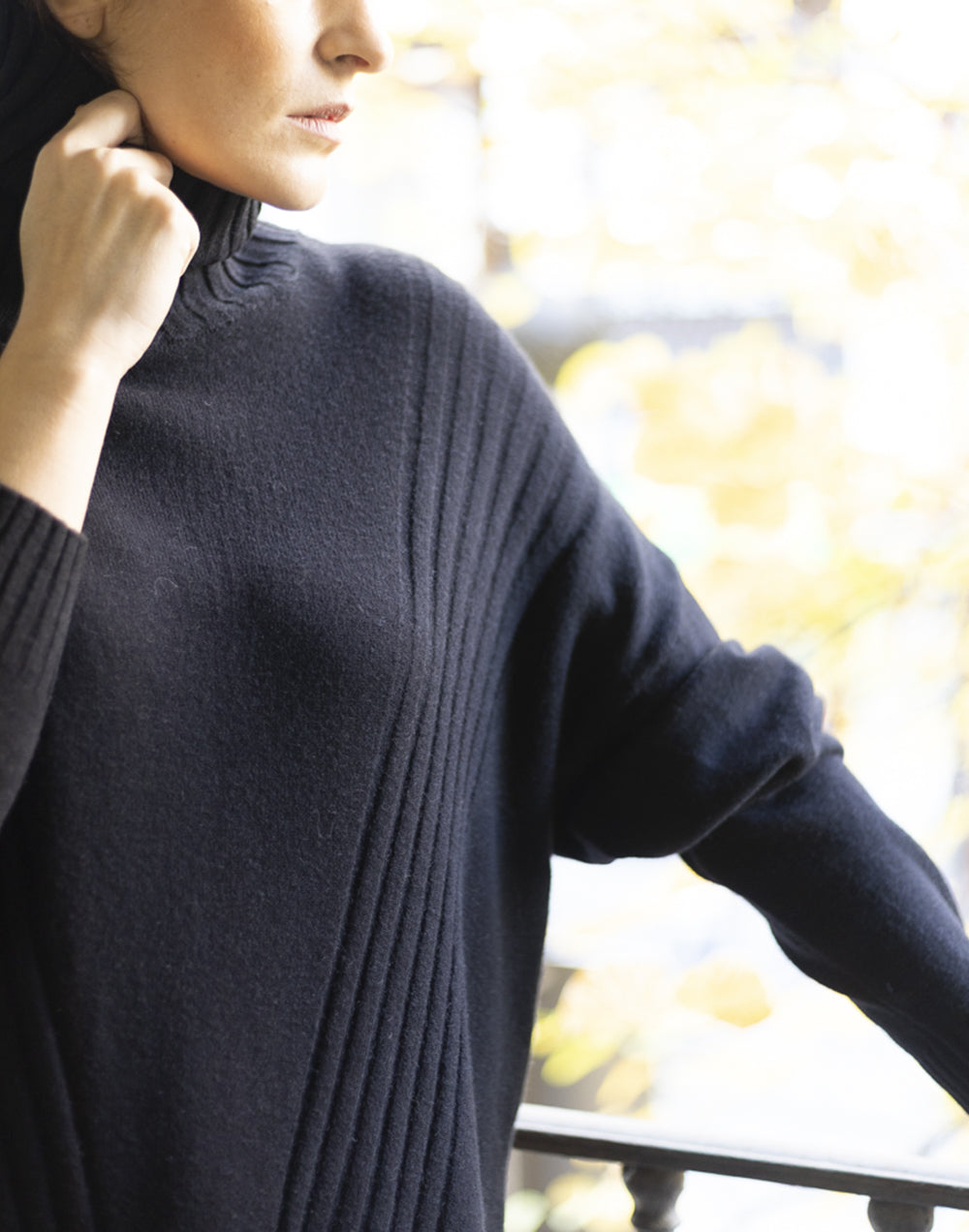 Jersey oversize con cuello perkins rayas diagonal negro muestrarios de ropa y moda de mujer vestir bien con talla grande plus