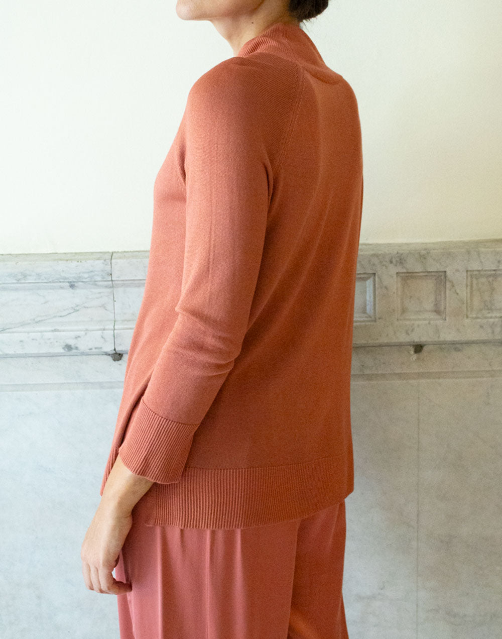 Jersey punto de seda recto con cuello perkins salmón muestrarios de ropa y moda de mujer elegante
