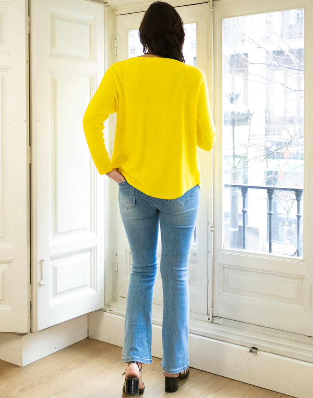 Jersey recto sin costuras cuello pico amarillo muestrarios de ropa moda y accesorios de mujer tienda valladolid burgos y madrid