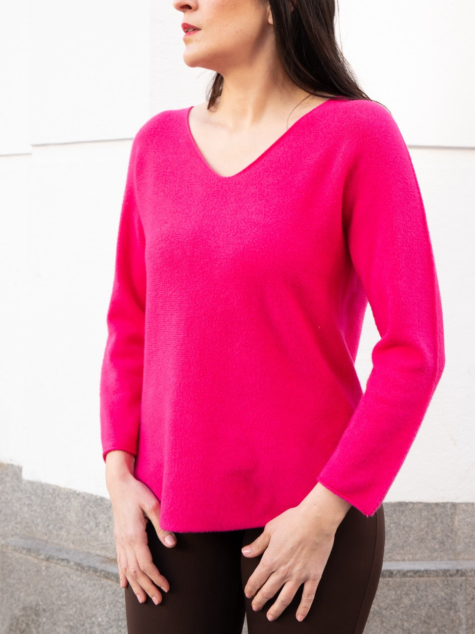 Jersey recto sin costuras cuello pico rosa fuerte muestrarios de ropa y moda de mujer vestir bien mujer mediana edad 