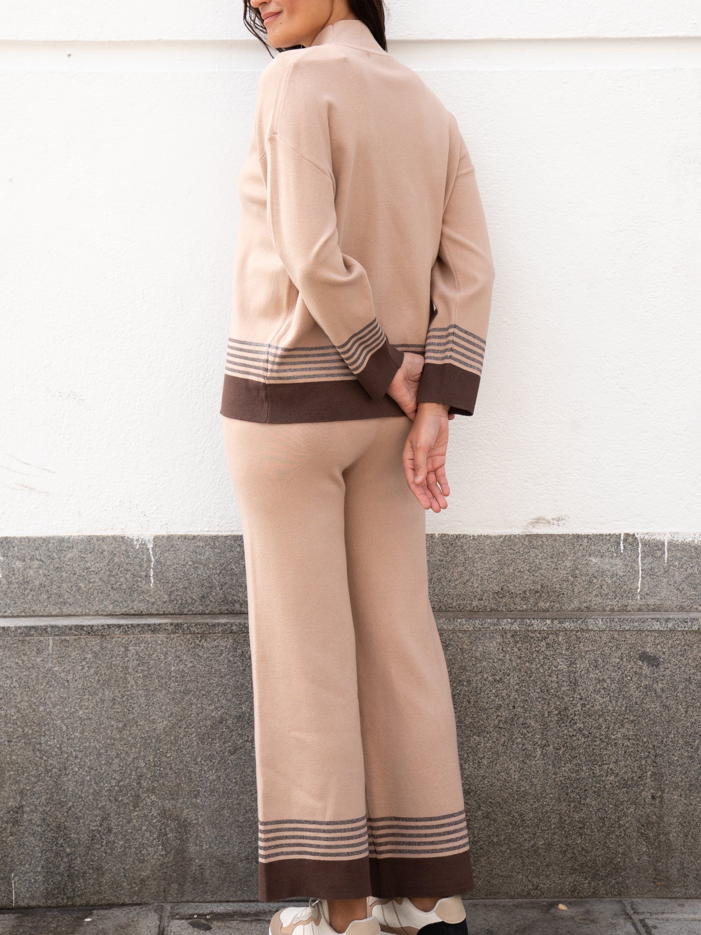 Jersey y Pantalón de punto con rayas inferiores camel y marrón muestrarios de ropa y moda de mujer 