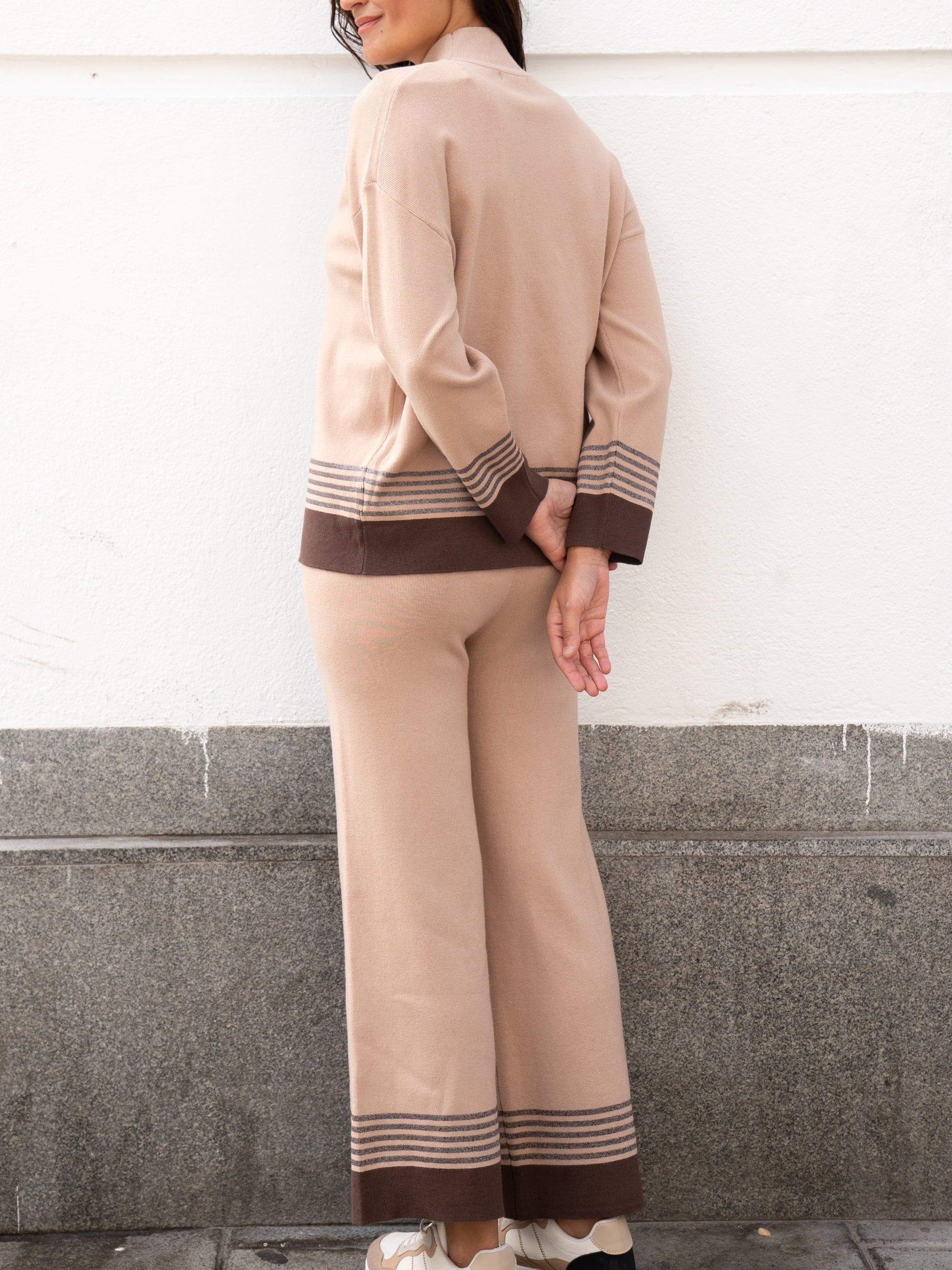 Jersey y Pantalón de punto con rayas inferiores camel y marrón muestrarios de ropa y moda de mujer 
