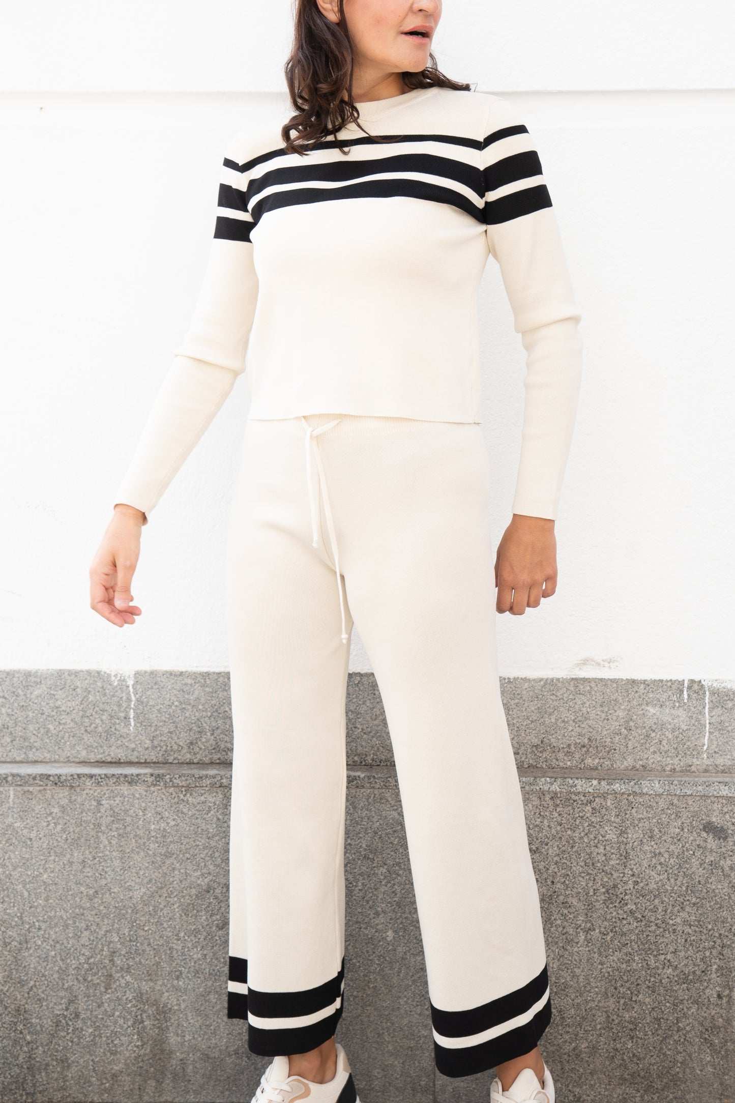 Jersey y Pantalón de tricot con rayas a contraste blanco marfil muestrarios de moda y ropa conjunto de punto total look mujer 