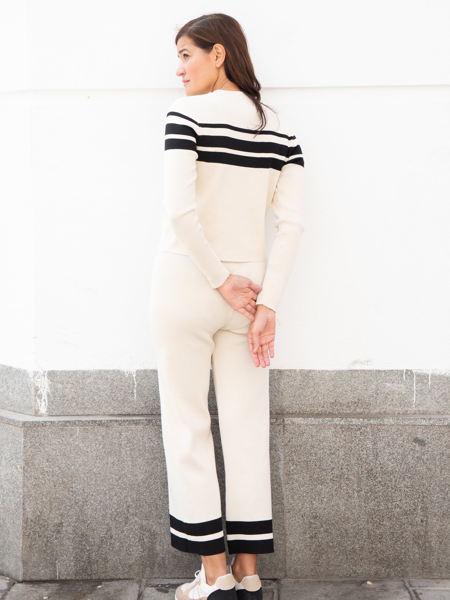 Jersey y Pantalón de tricot con rayas a contraste blanco marfil muestrarios de moda y ropa conjunto de punto total look mujer 