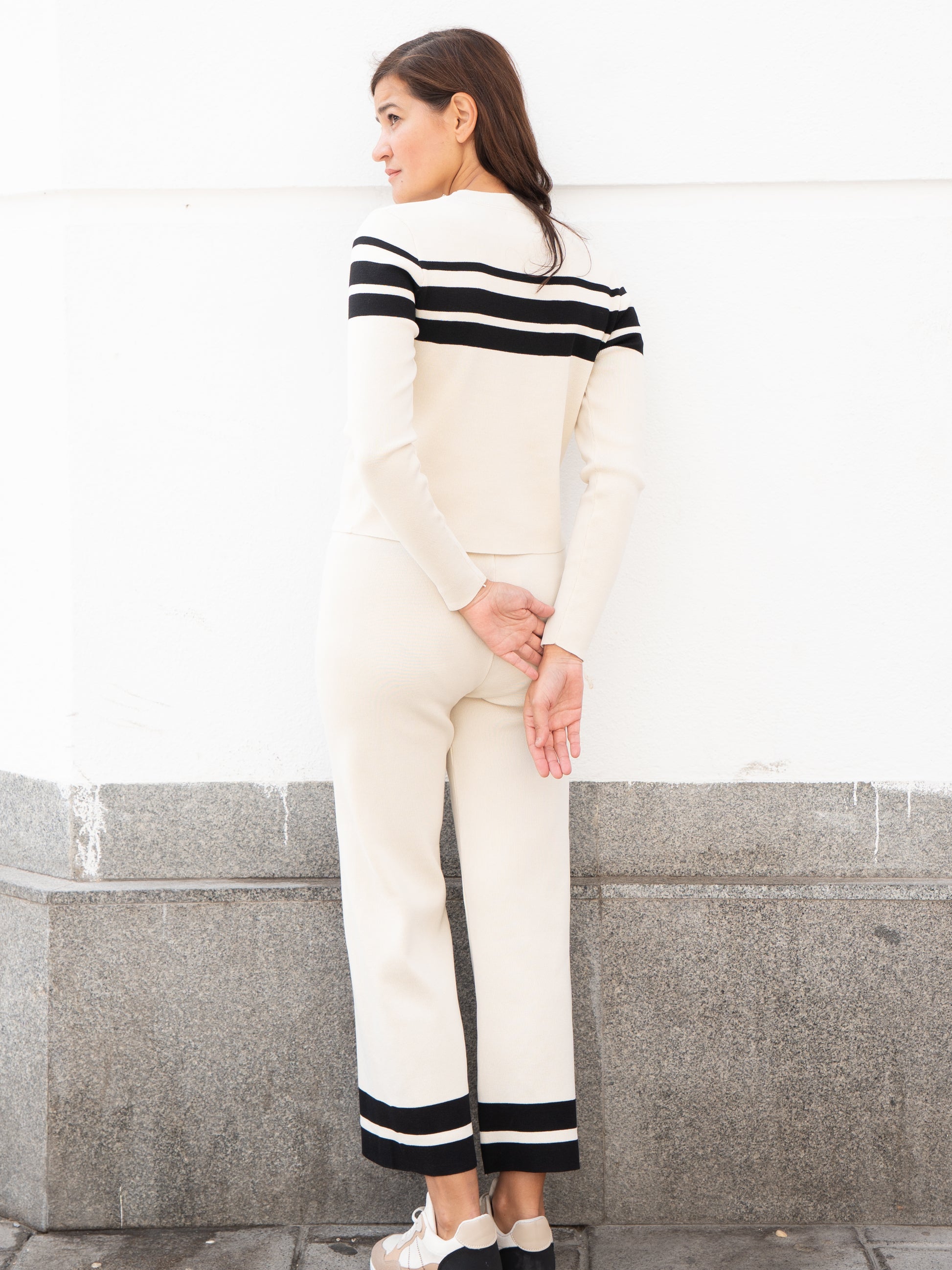 Jersey y Pantalón de tricot con rayas a contraste blanco marfil muestrarios de moda y ropa conjunto de punto total look mujer 