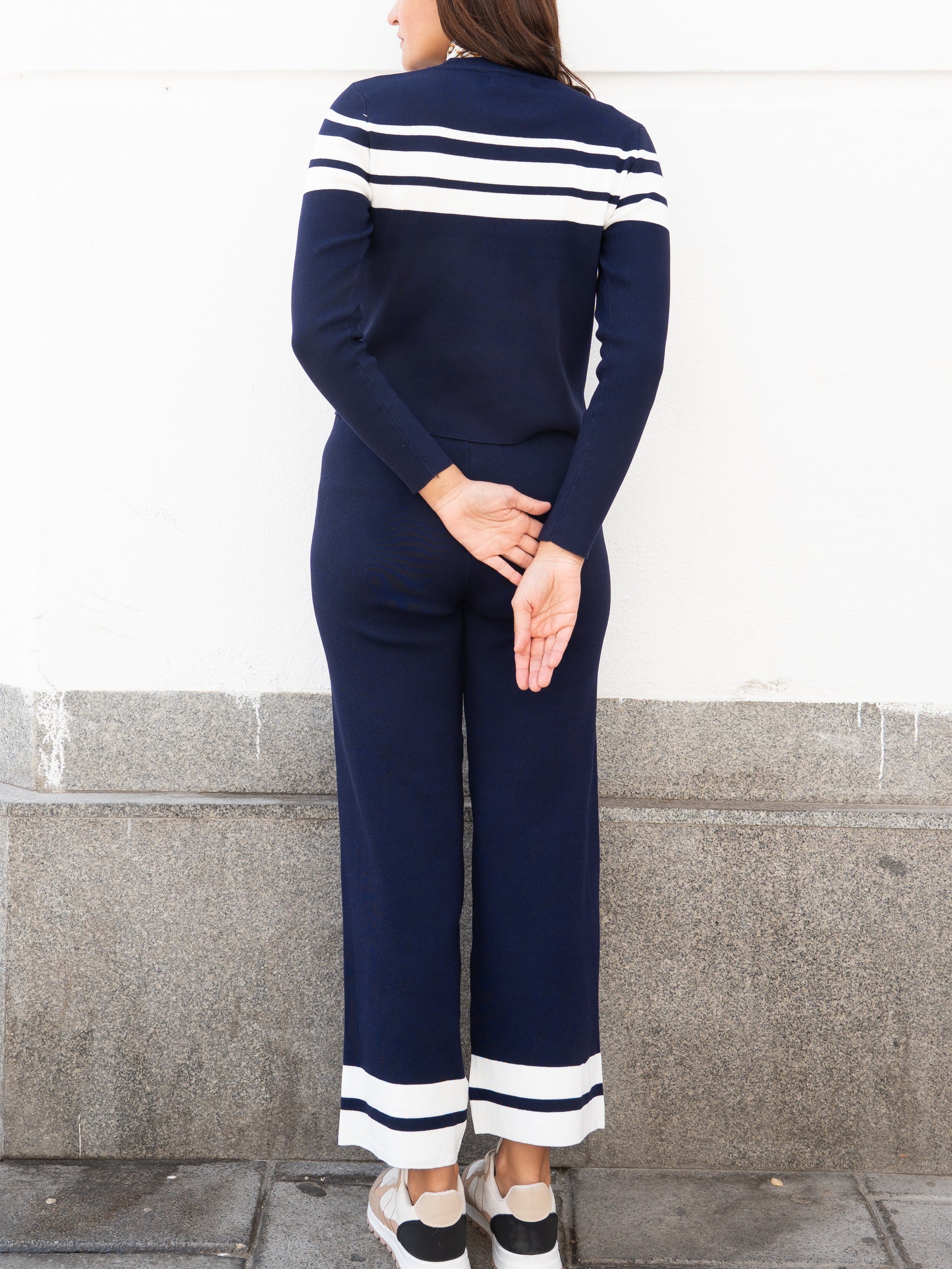Jersey y pantalón de tricot con rayas a contraste azul marino conjunto de punto muestrarios ideas vestir mujer mediana edad 