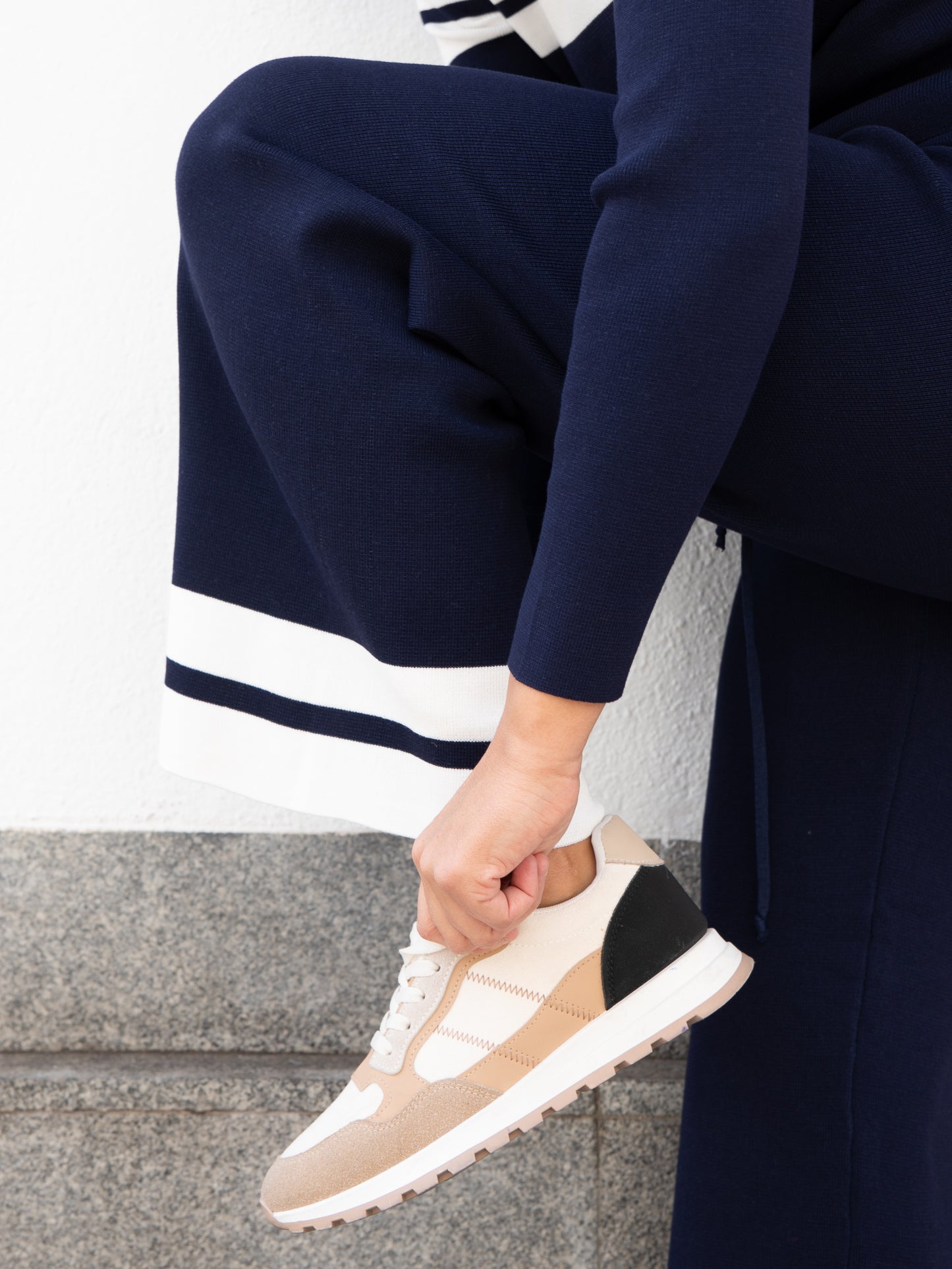 Jersey y pantalón de tricot con rayas a contraste azul marino conjunto de punto muestrarios ideas vestir mujer mediana edad 