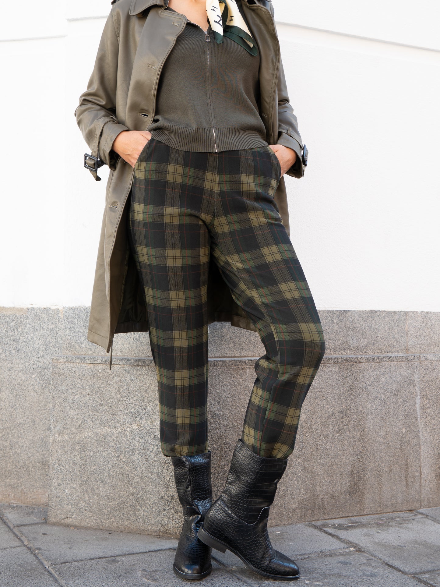 Leggins de cuadro escocés verde muestrarios de ropa y moda gabardina efecto piel verde 