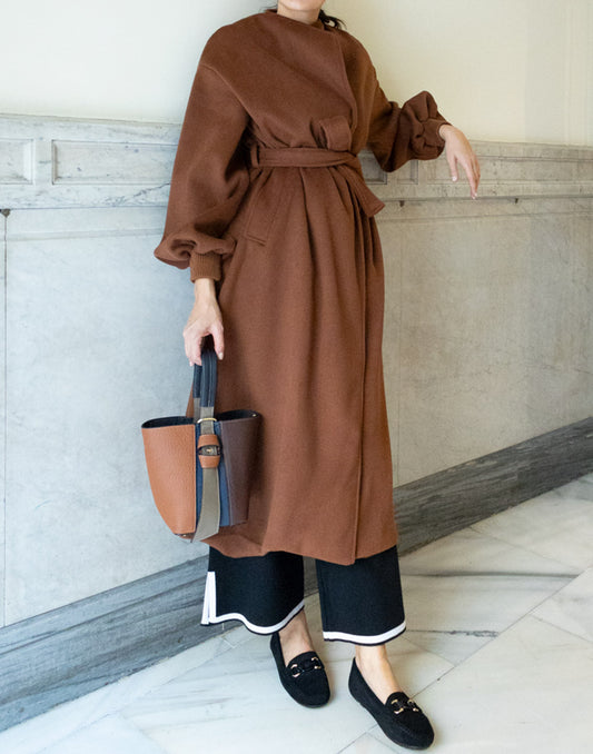 Maxi abrigo con manga abullonada marrón chocolate muestrarios de ropa y moda de mujer vestir bien elegante abrigo de paño