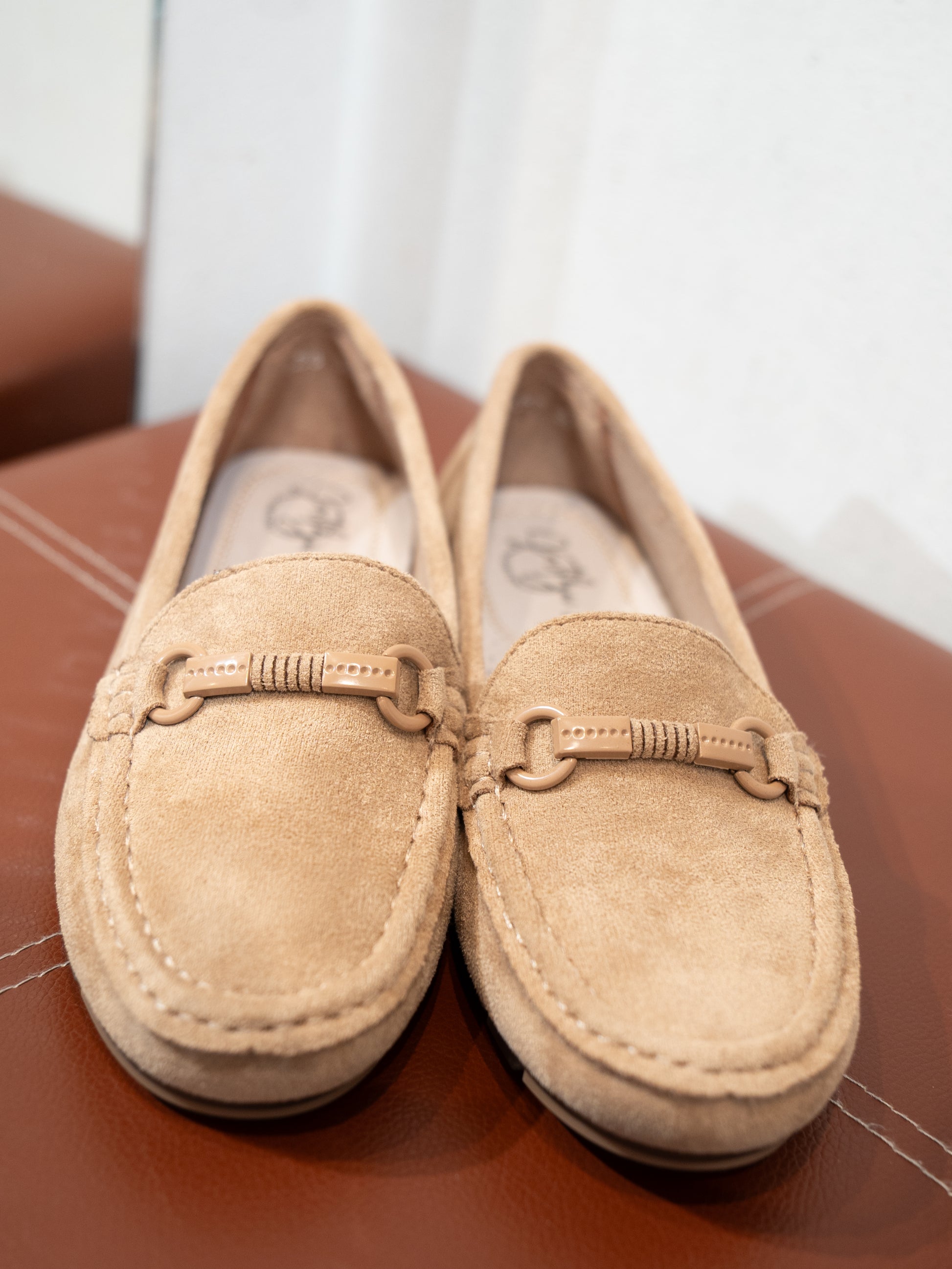 Mocasines efecto ante y hebilla camel muestrarios calzado cómodo flexible 