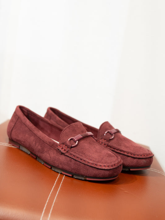 Mocasines efecto ante y hebilla granate muestrarios calzado cómodo flexible 