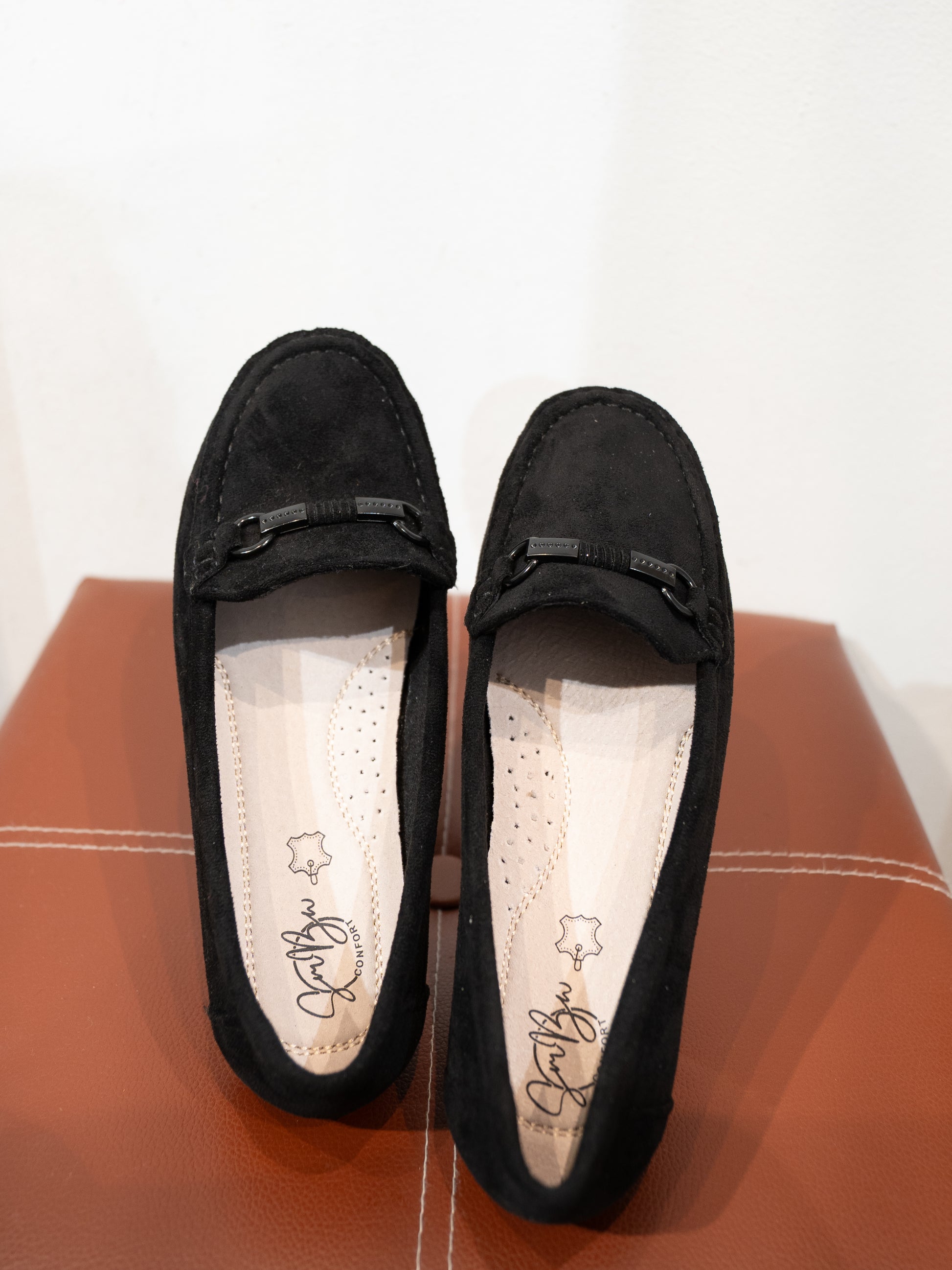 Mocasines efecto ante y hebilla negro muestrarios calzado cómodo flexible 