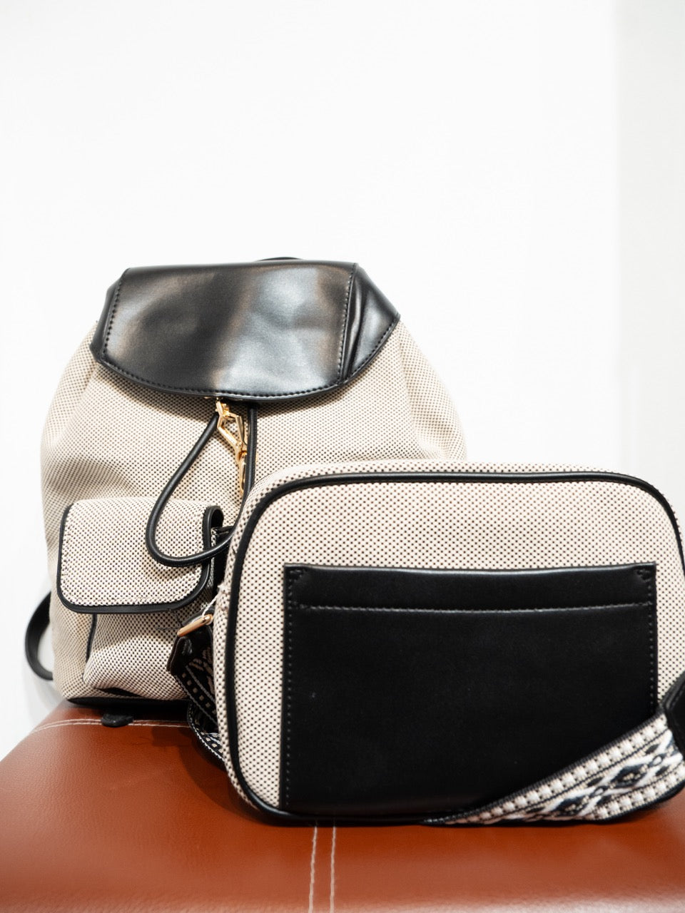 Bolso bandolera canvas bicolor negro muestrarios de ropa moda y accesorios de mujer